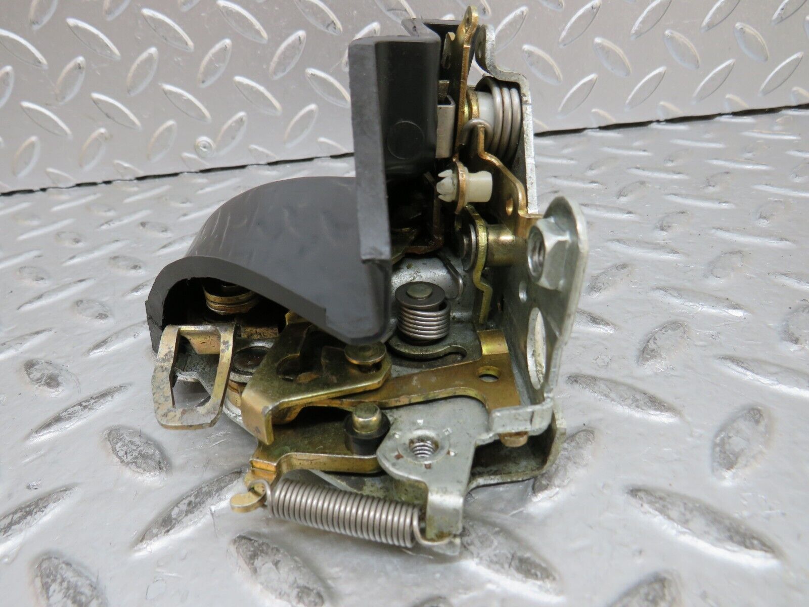 28288 Mercedes-Benz S123 240D Wagon Front Right Door Lock Mechanism 1237330208