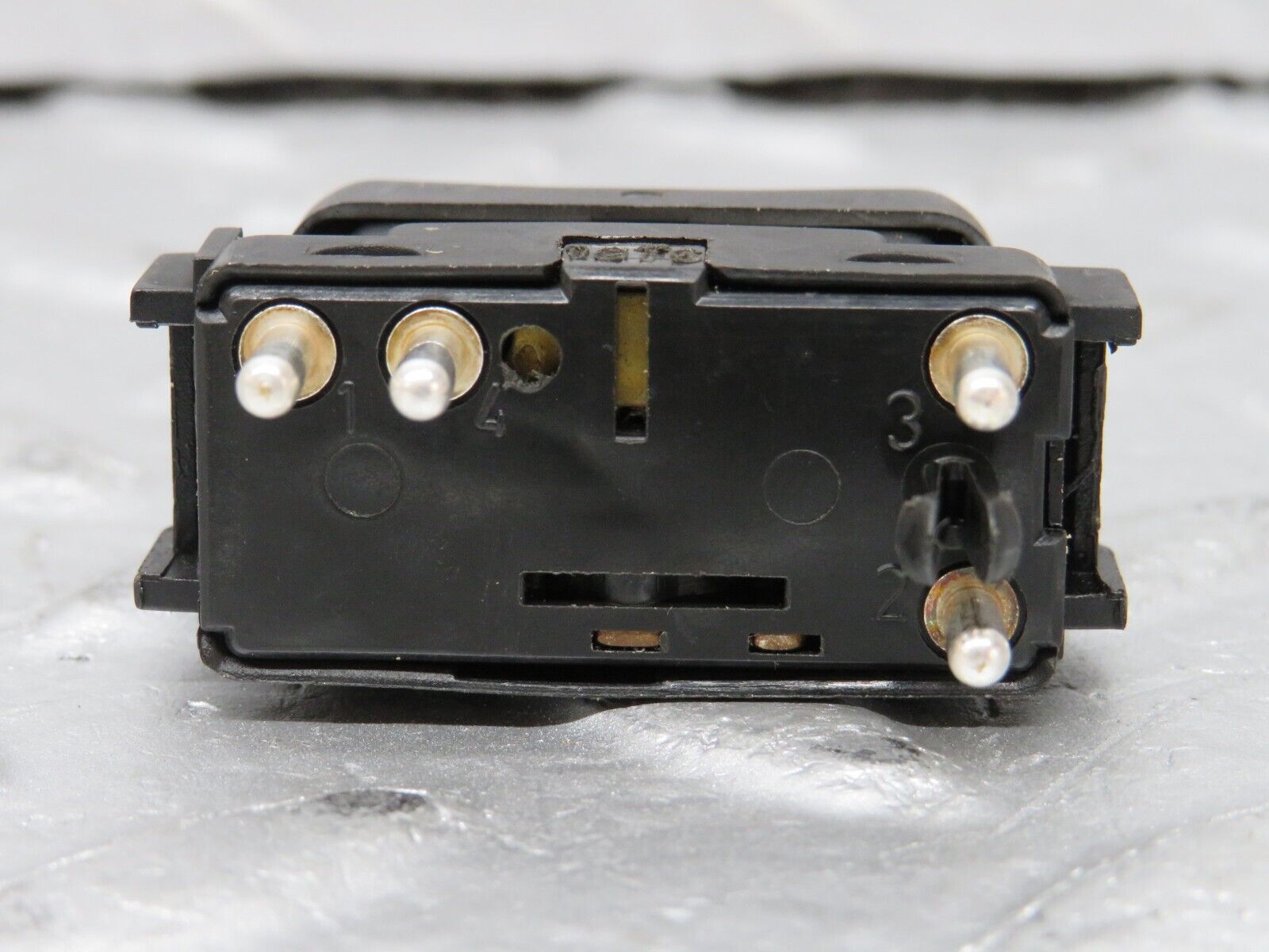 33321 Mercedes-Benz W202 C180 Electric Window Switch Right 2028205210