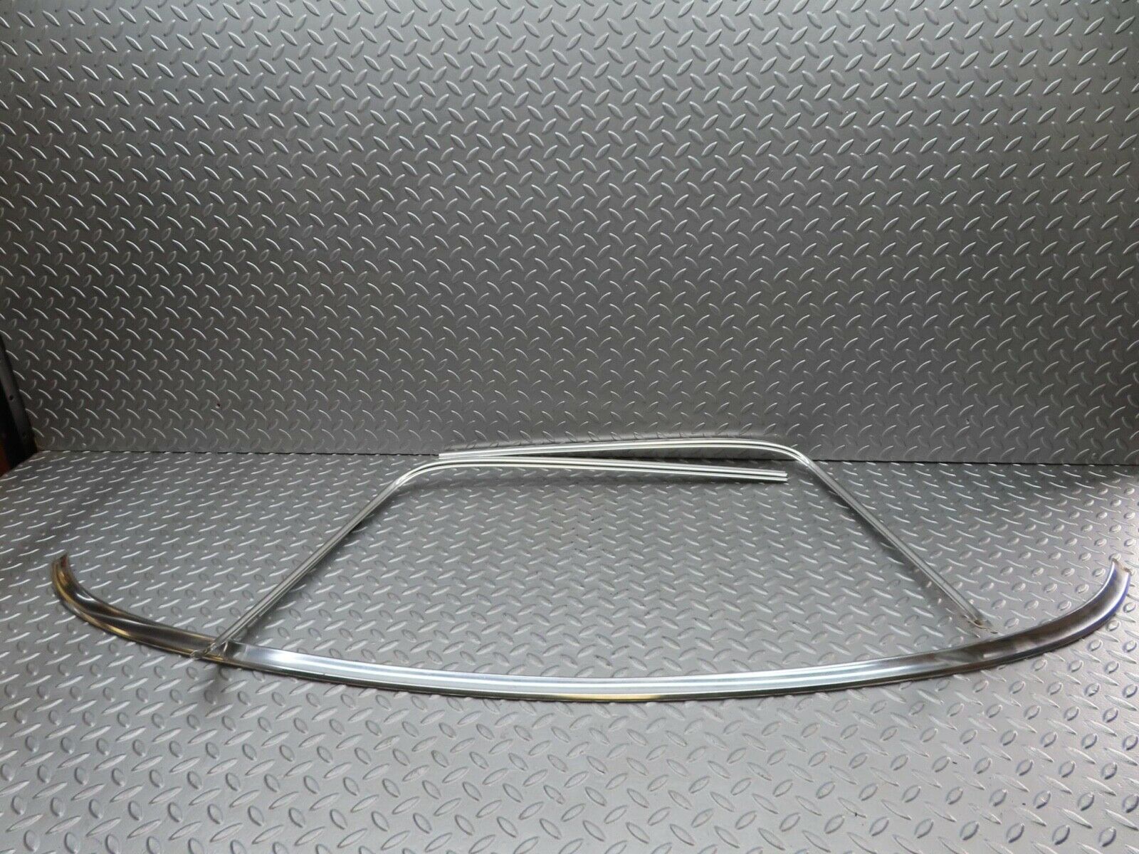 14304 Mercedes-Benz W116 350SE Rear Windscreen Chrome Frame
