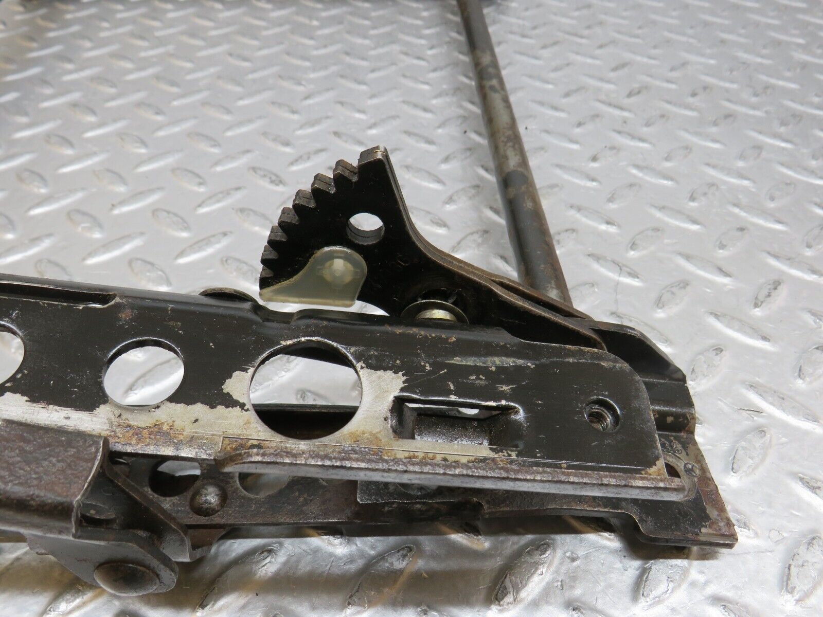 37157 Mercedes-Benz C126 420SEC Coupe Front Left Electric Seat Sliding Mechanism