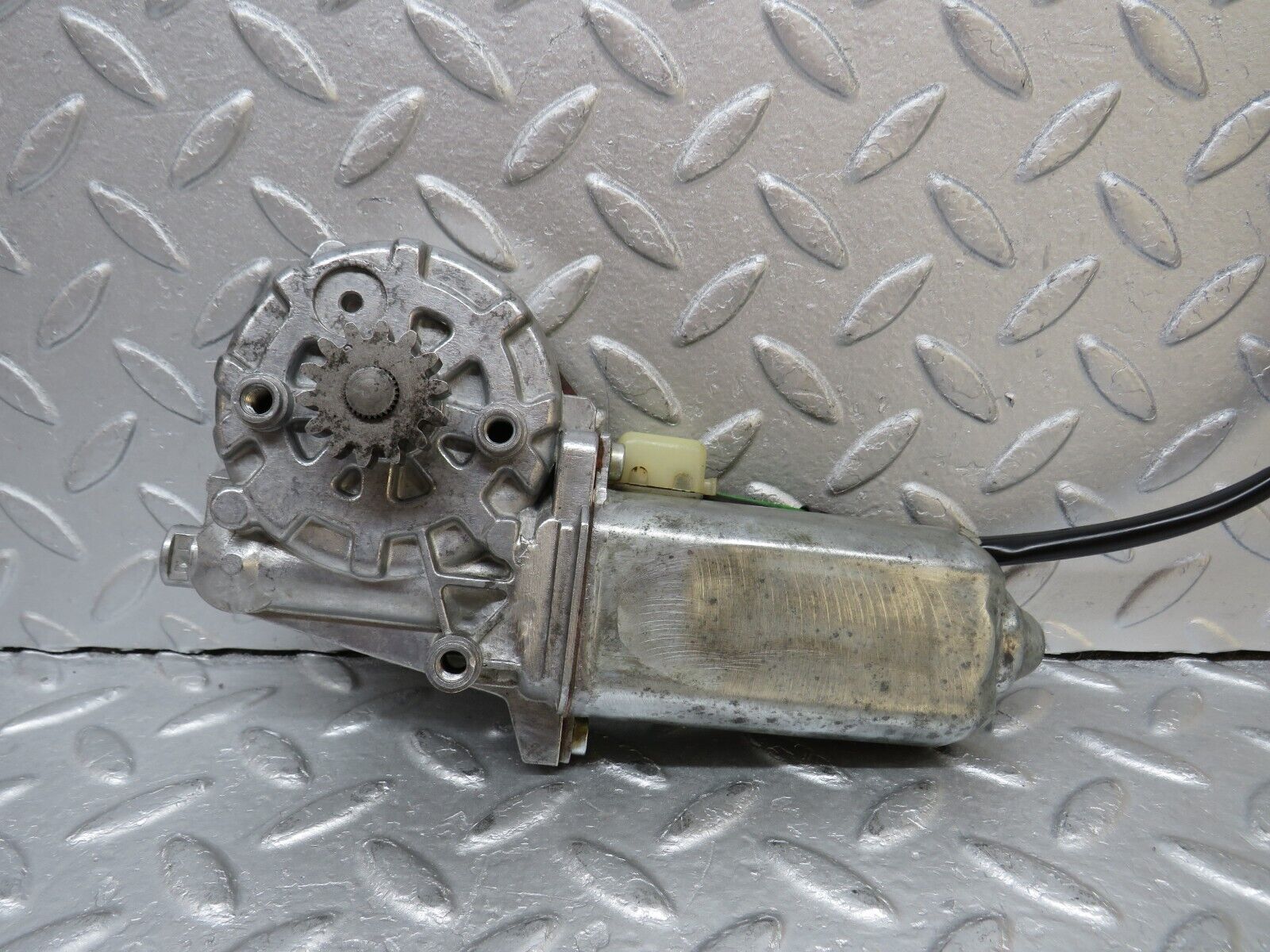 37018 Mercedes-Benz C126 420SEC Coupe Rear Left Window Regulator Motor 0130821065