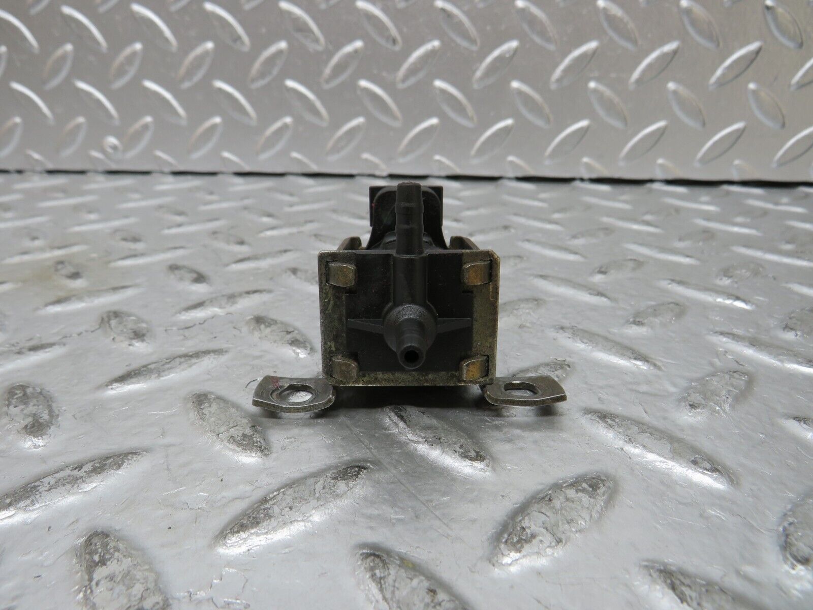 27400 Mercedes-Benz W123 280E Vacuum Control Valve Pierburg 0015407097