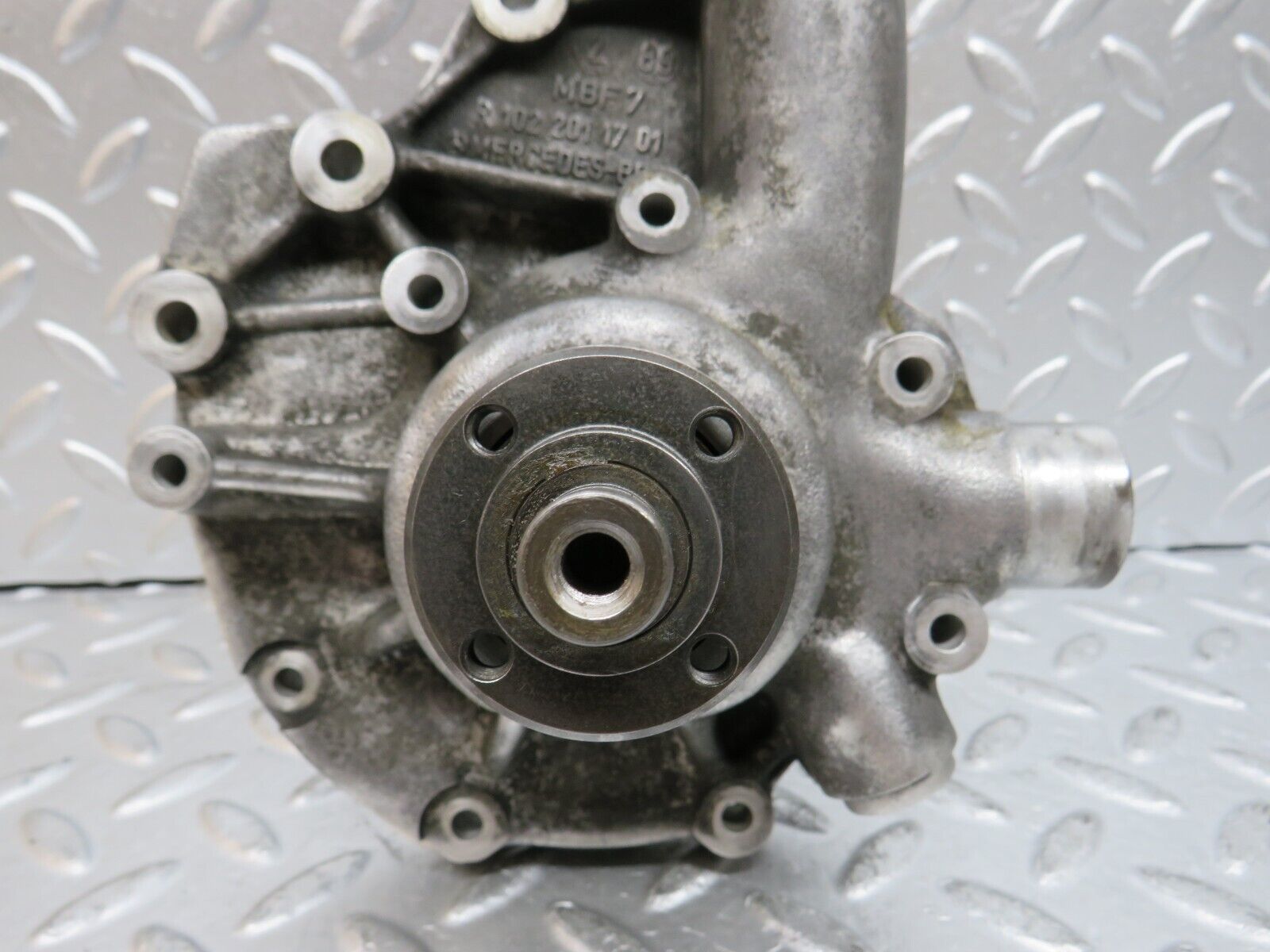 29508 Mercedes-Benz W124 230E Water Pump 1022011701