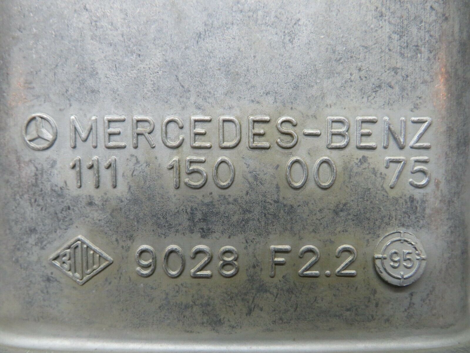 22517 Mercedes-Benz C124 E220 Coupe Ignition Cable Cover 1111500075