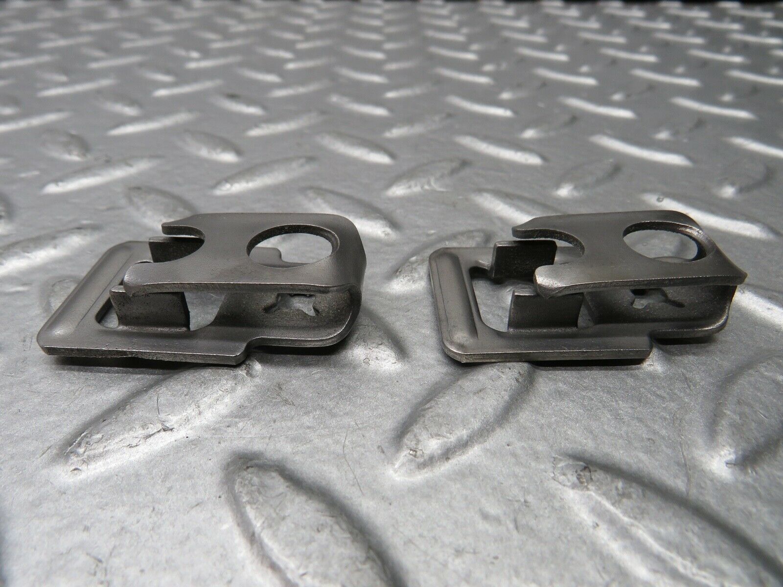 21800 Mercedes-Benz W126 300SE Fuel Injector Bracket 2 pcs