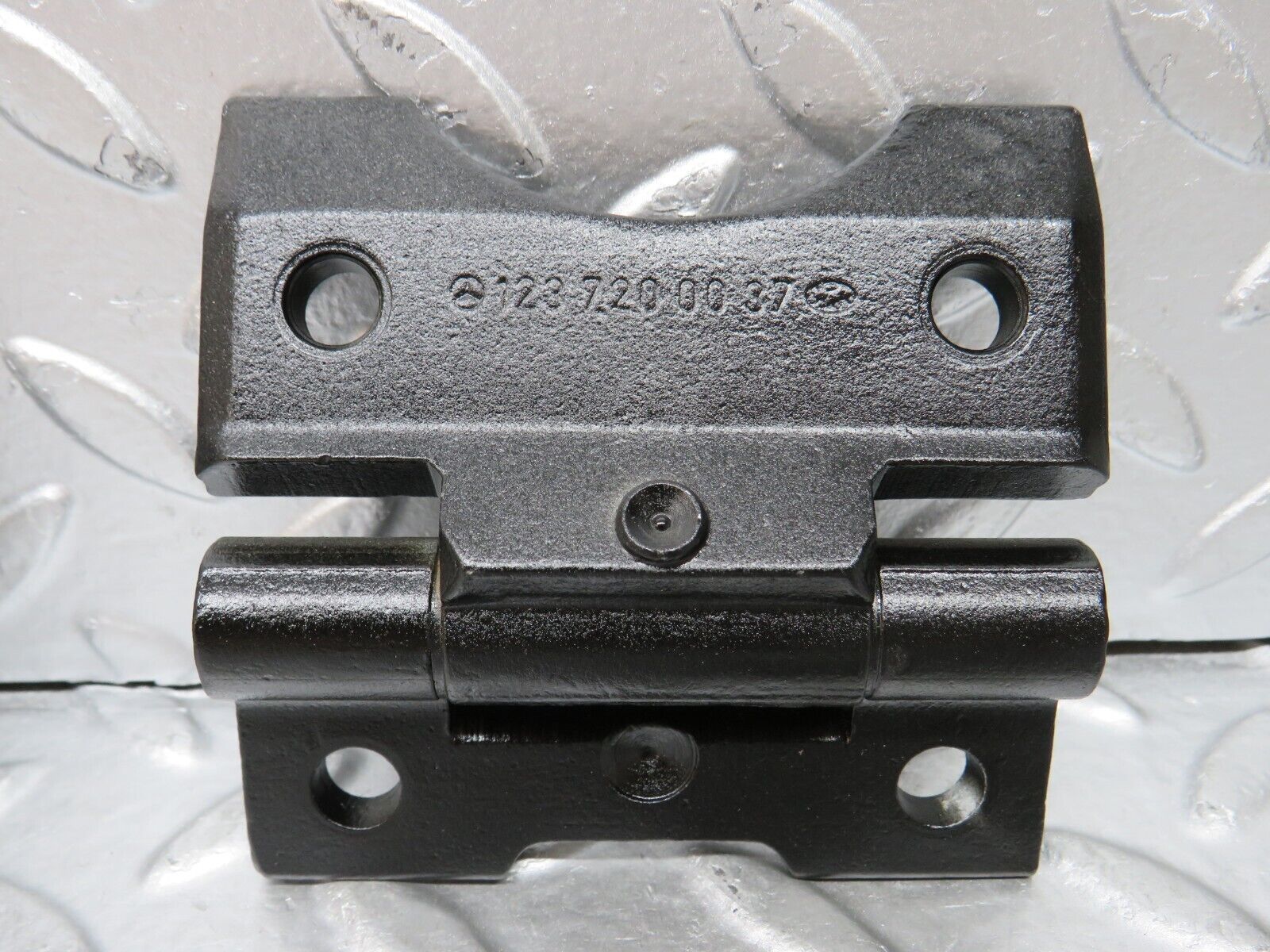 26868 Mercedes-Benz W123 240D Door Hinge Pair 1237200037