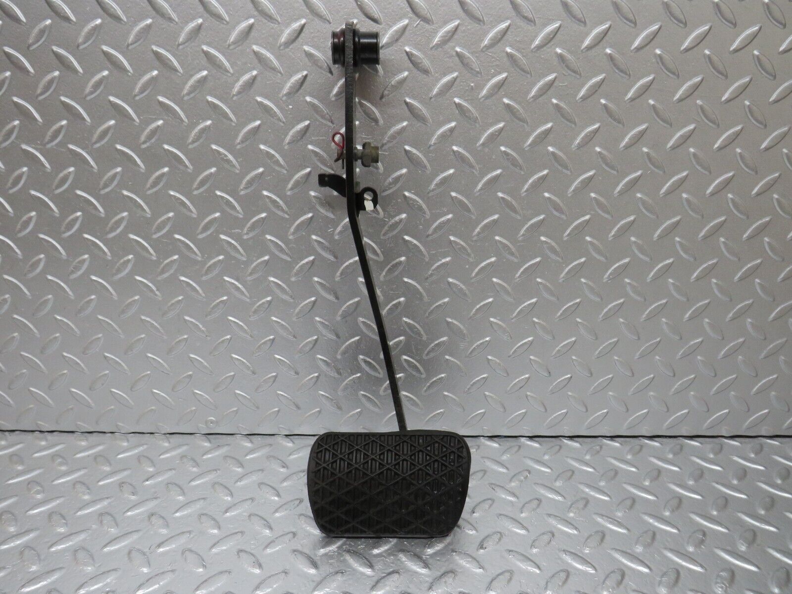 34096 Mercedes-Benz W124 260E Brake Pedal With Rubber 1232910082