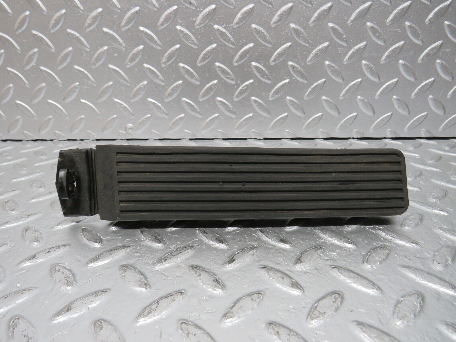 31125 Mercedes-Benz W123 200D Accelerator Pedal With Rubber 1163010182