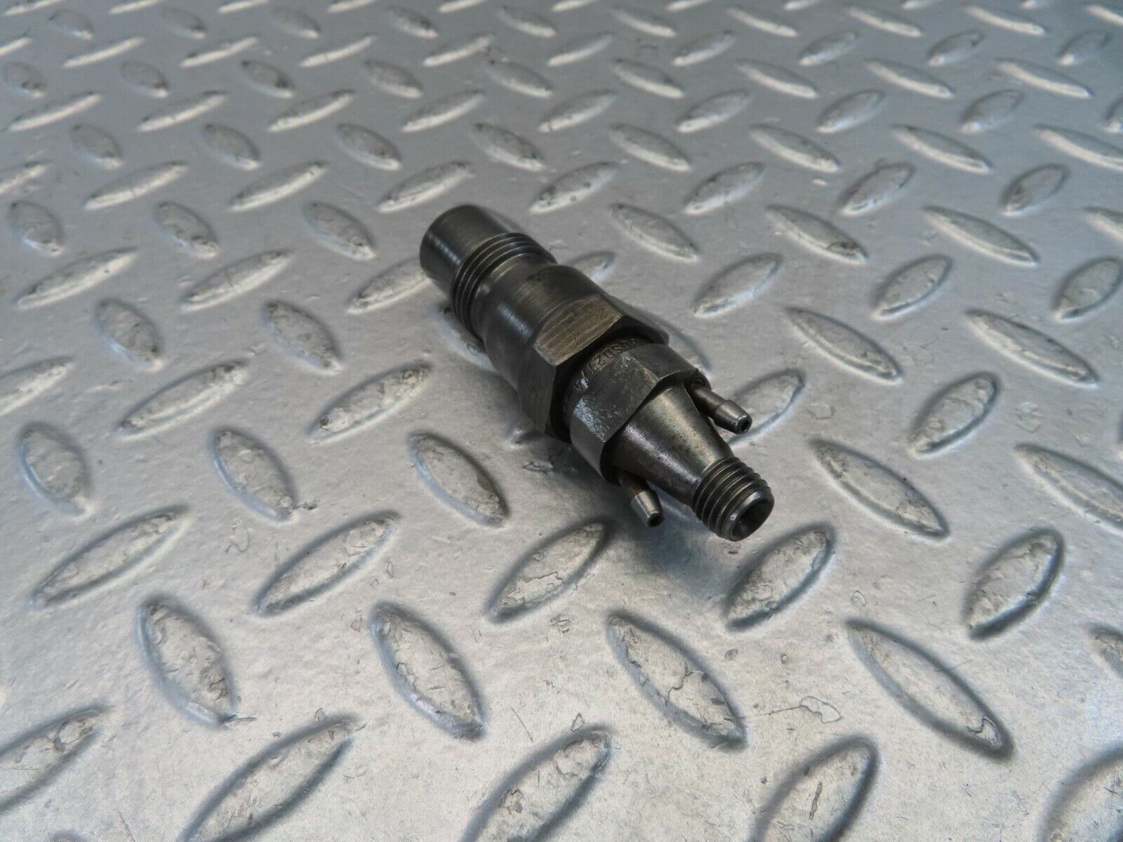 10982 Mercedes-Benz W115 220D Fuel Injector Bosch KCA30sd27/4