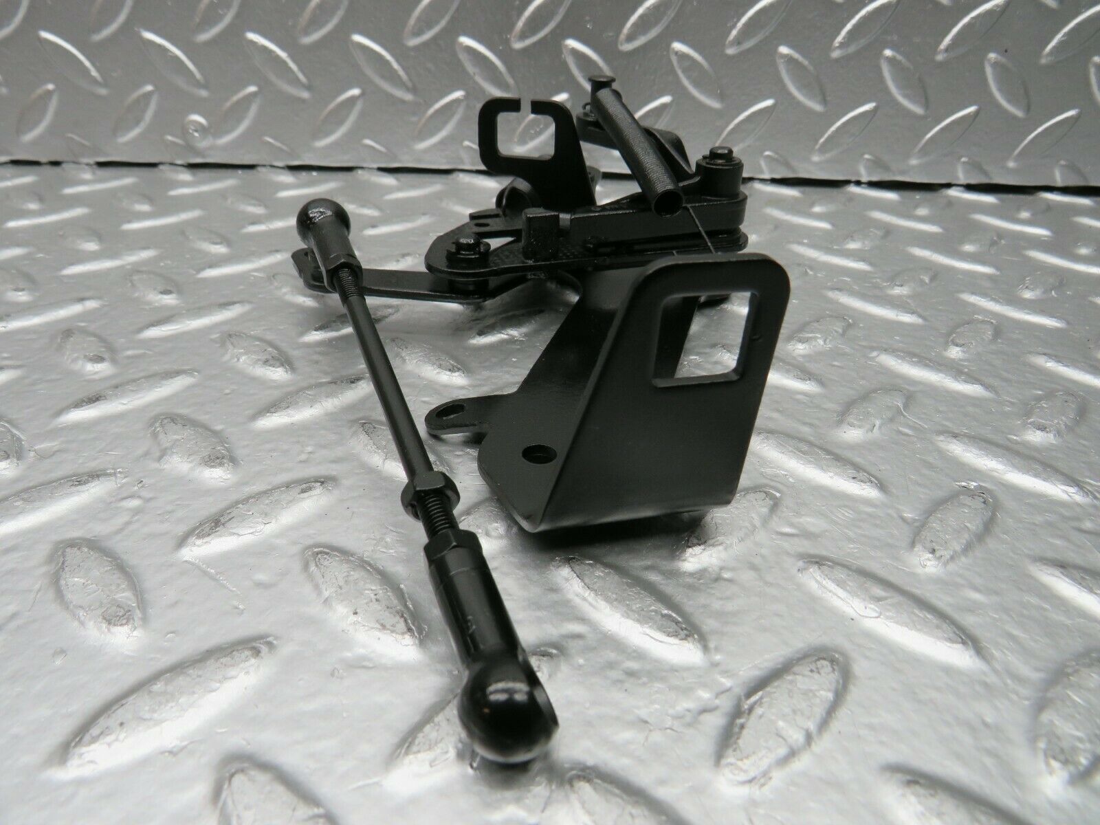 22576 Mercedes-Benz C124 E220 Coupe Throttle Linkage 1110700521