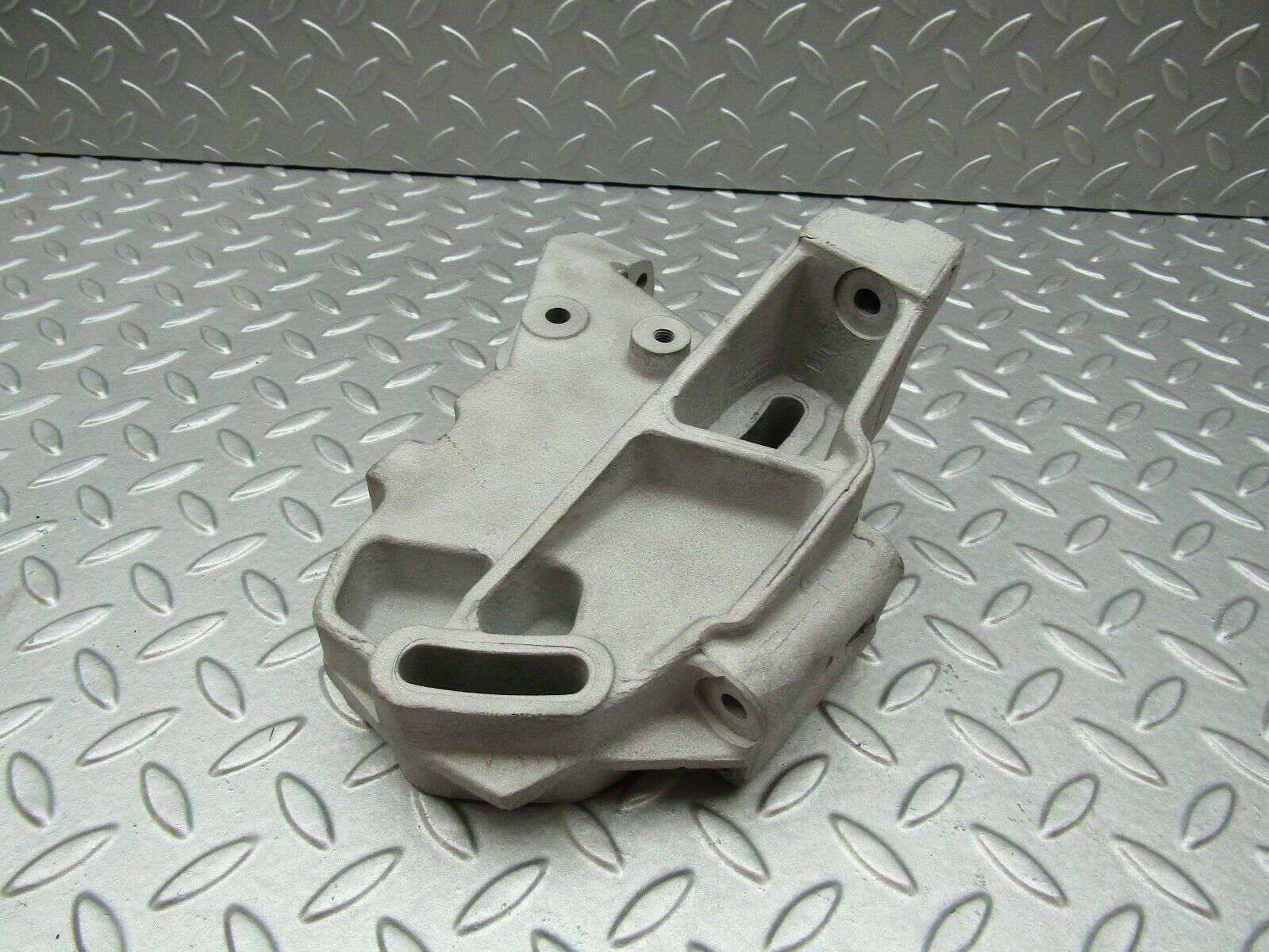 3347 Mercedes-Benz V123 240D LWB Power Steering Pump Bracket 6172360030