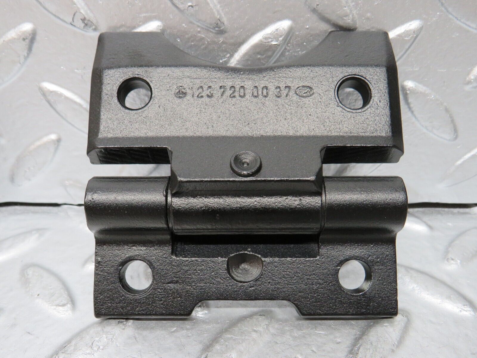 26867 Mercedes-Benz W123 240D Door Hinge Pair 1237200037