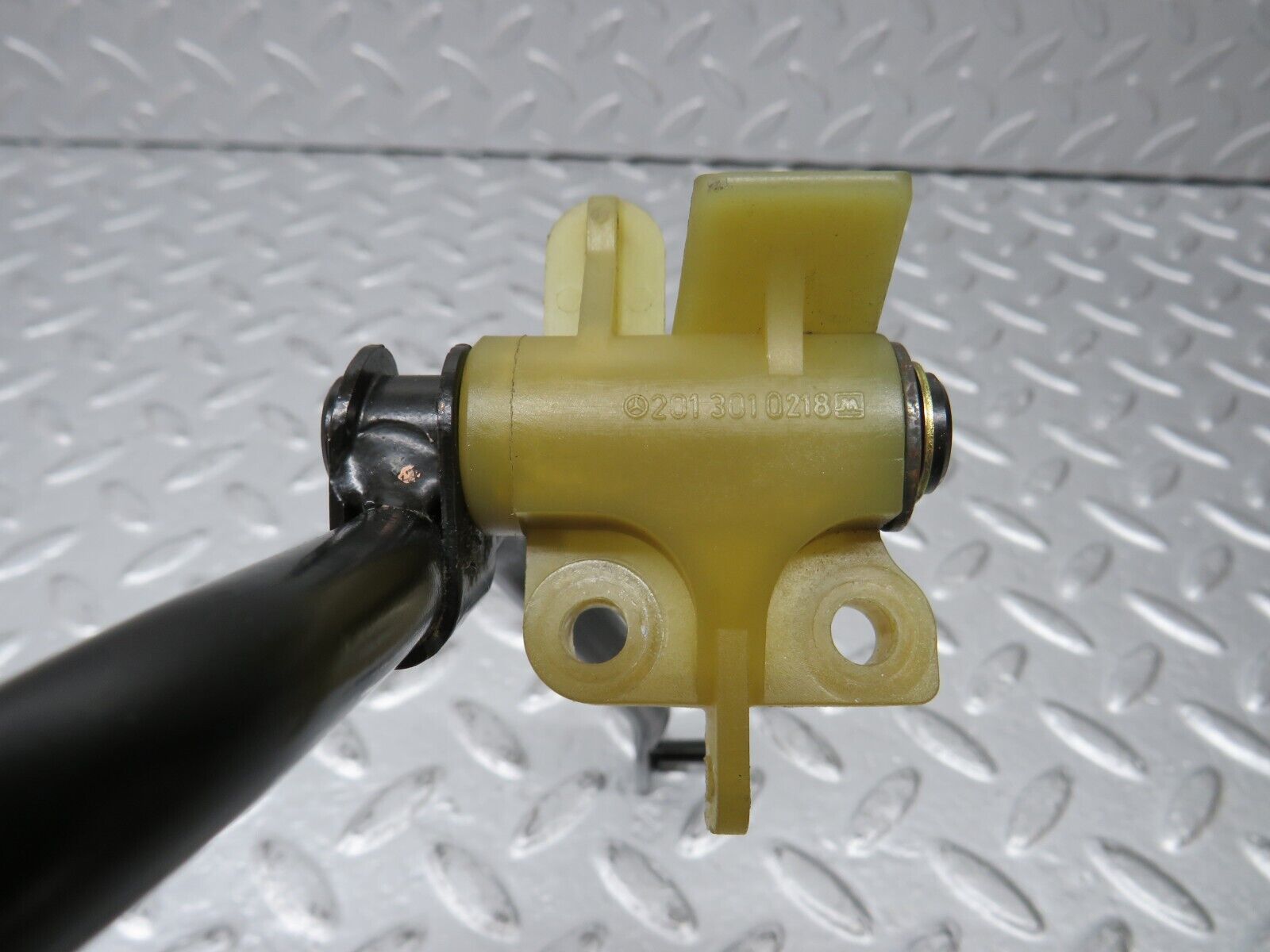 38934 Mercedes-Benz W201 190E 2.6L Accelerator Pedal Linkage 2013010218