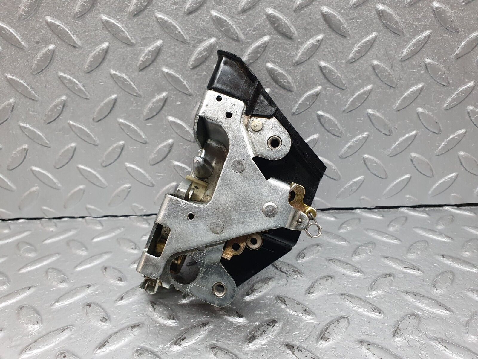 41106 Mercedes-Benz W126 300SE Rear Left Door Lock Mechanism 1237330108