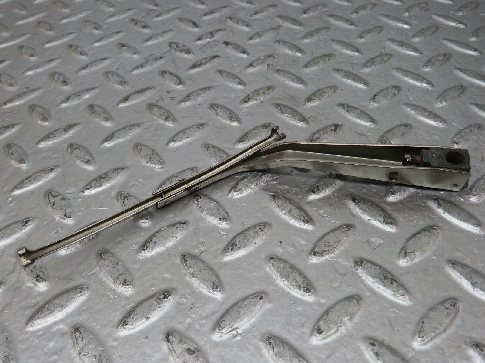 26051 Mercedes-Benz W116 450SE Headlight Wiper Arm Left Bosch