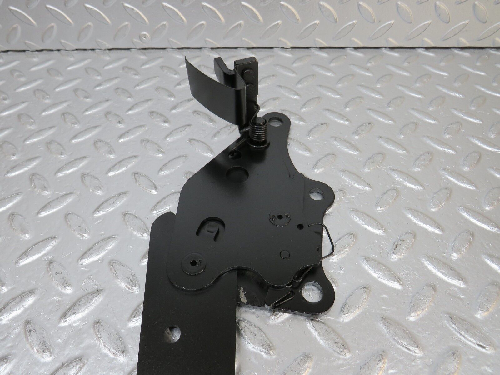 32514 Mercedes-Benz S124 300TE Wagon Rear Seat Hinge Pair