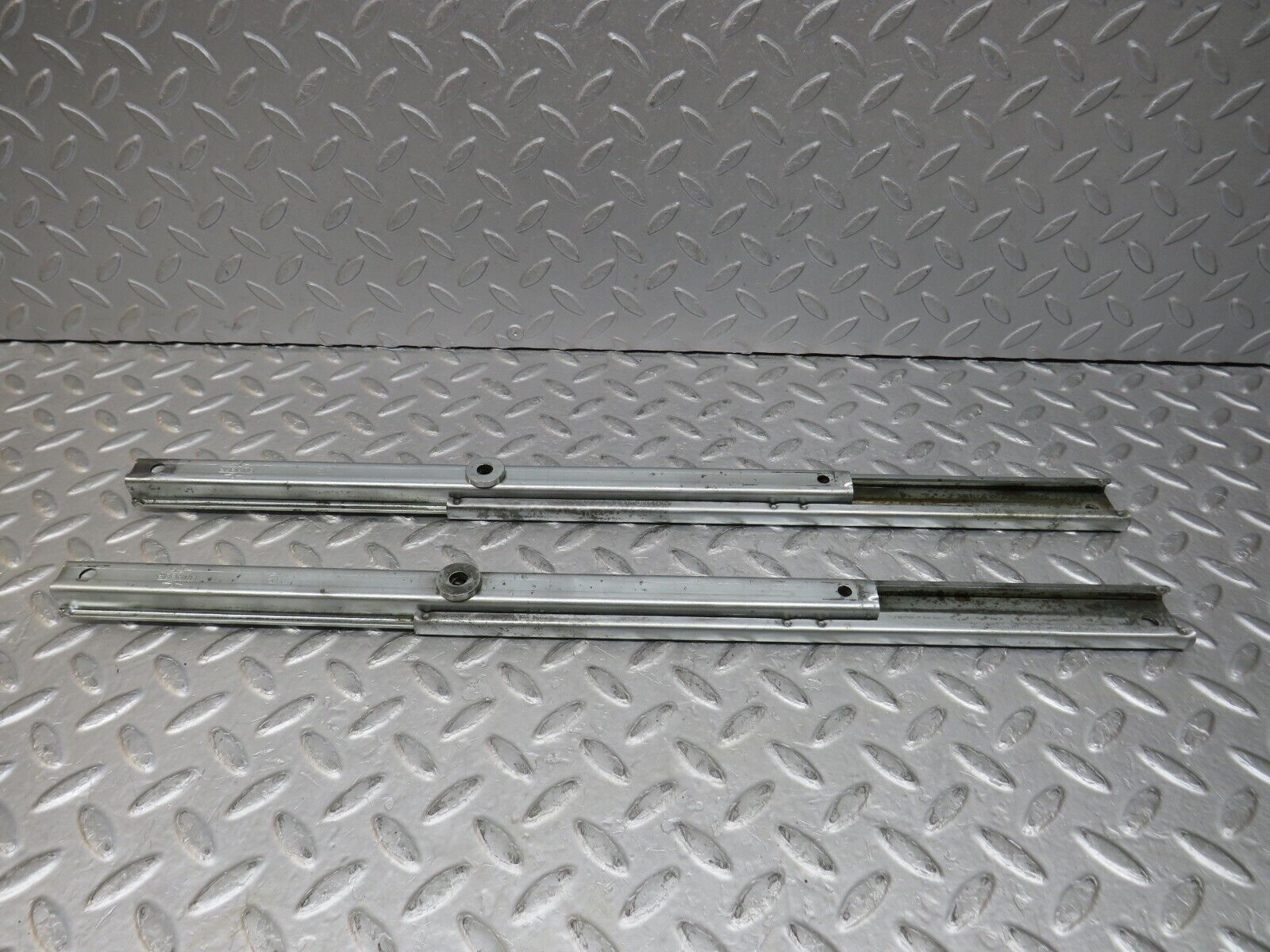 37085 Mercedes-Benz C126 420SEC Coupe Front Left Seat Rail Pair