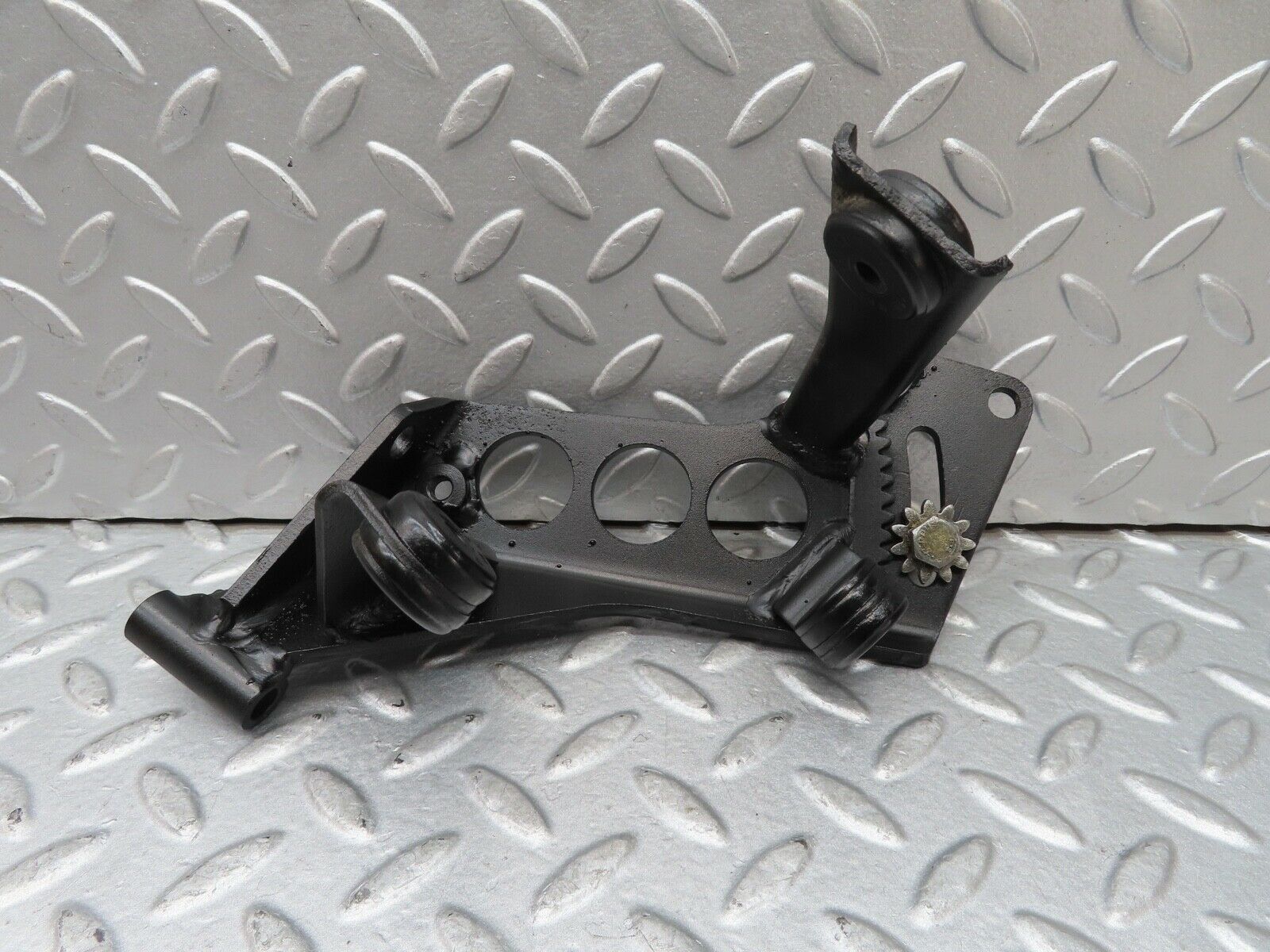 16976 Mercedes-Benz C123 280CE Coupe Power Steering Pump Bracket