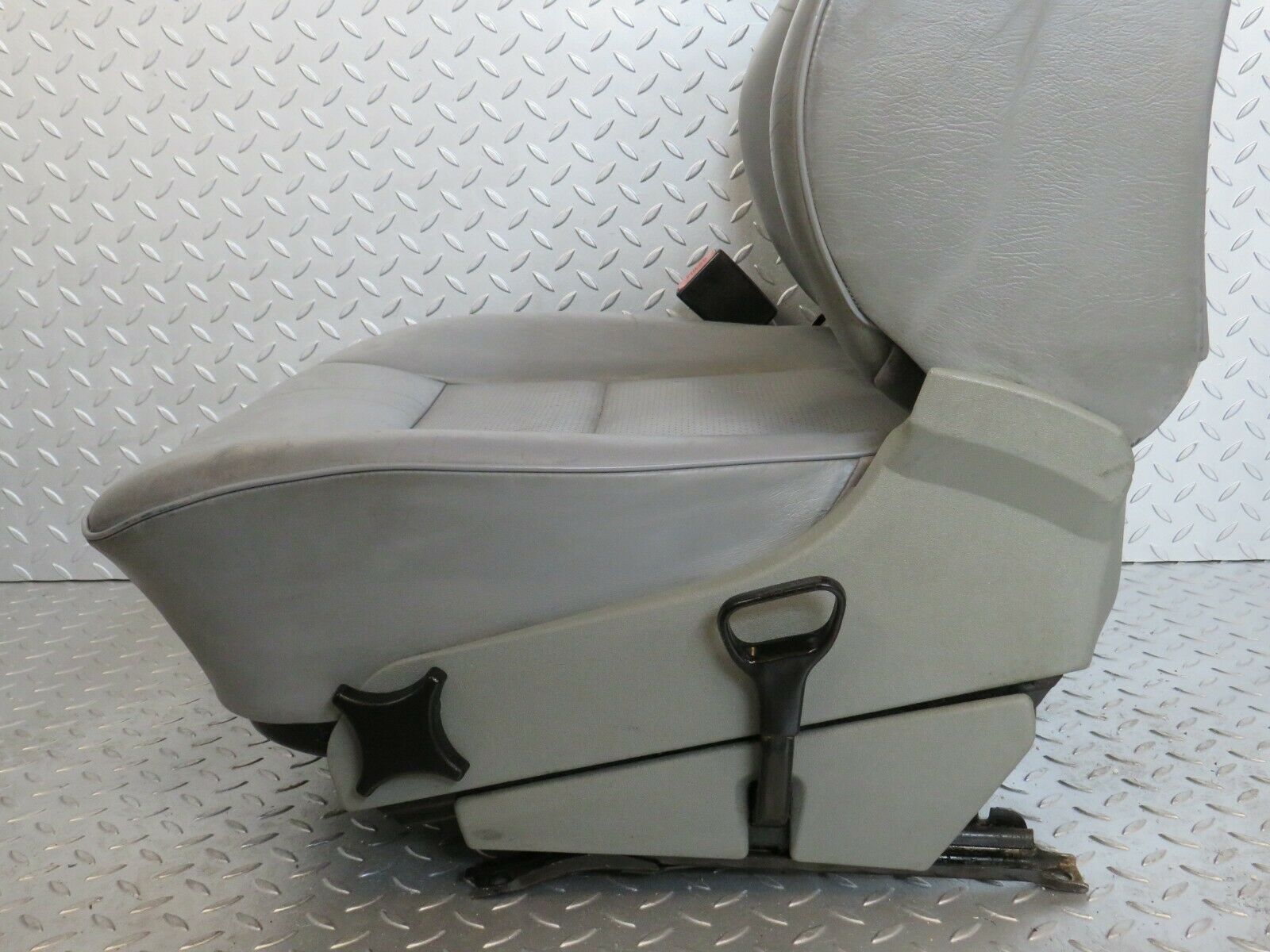 22383 Mercedes-Benz C124 E220 Coupe Front Left Seat Leather Grey 1249102350