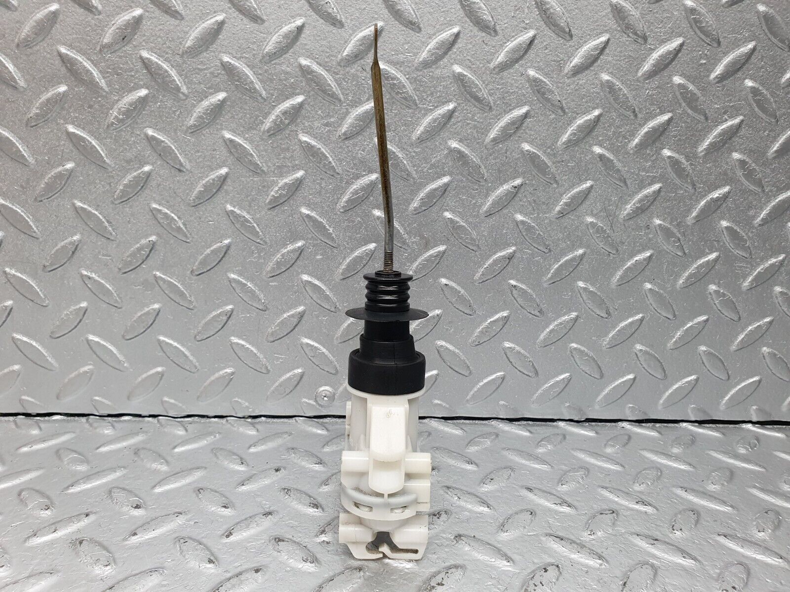 41010 Mercedes-Benz W126 300SE Front Left Door Lock Vacuum Actuator