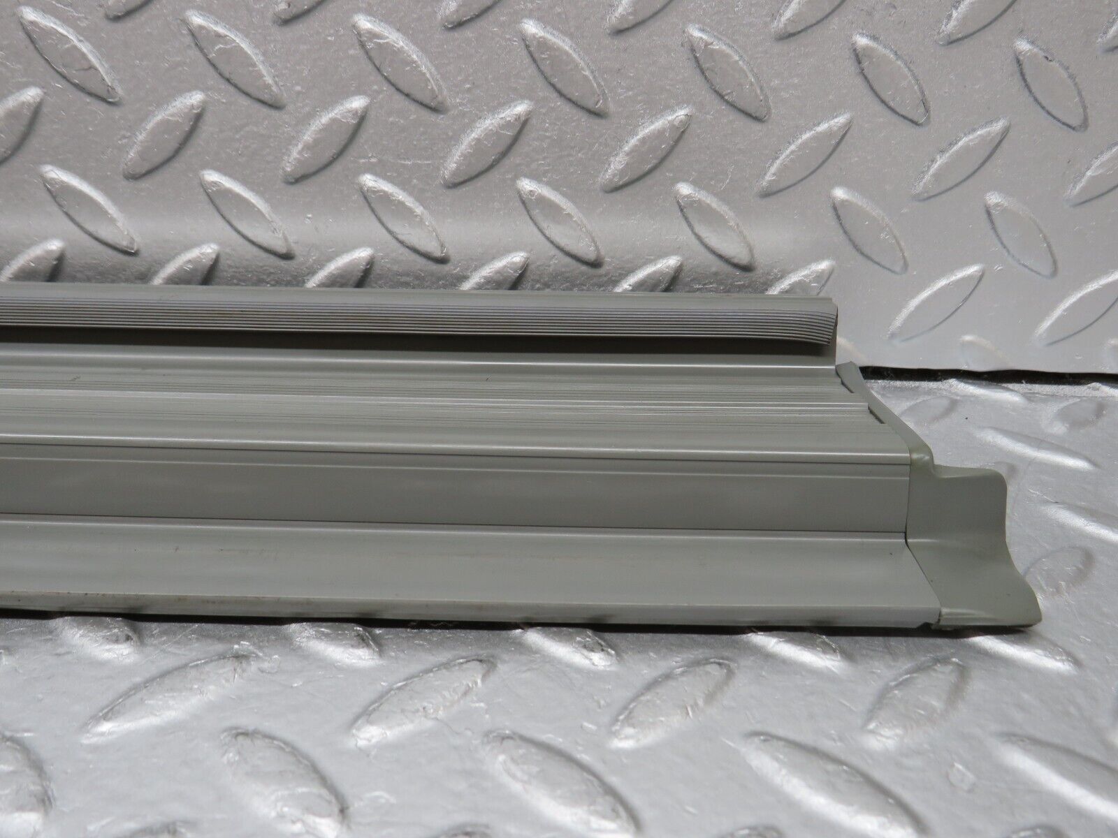 35992 Mercedes-Benz W126 420SE Rear Left Door Sill Trim Grey