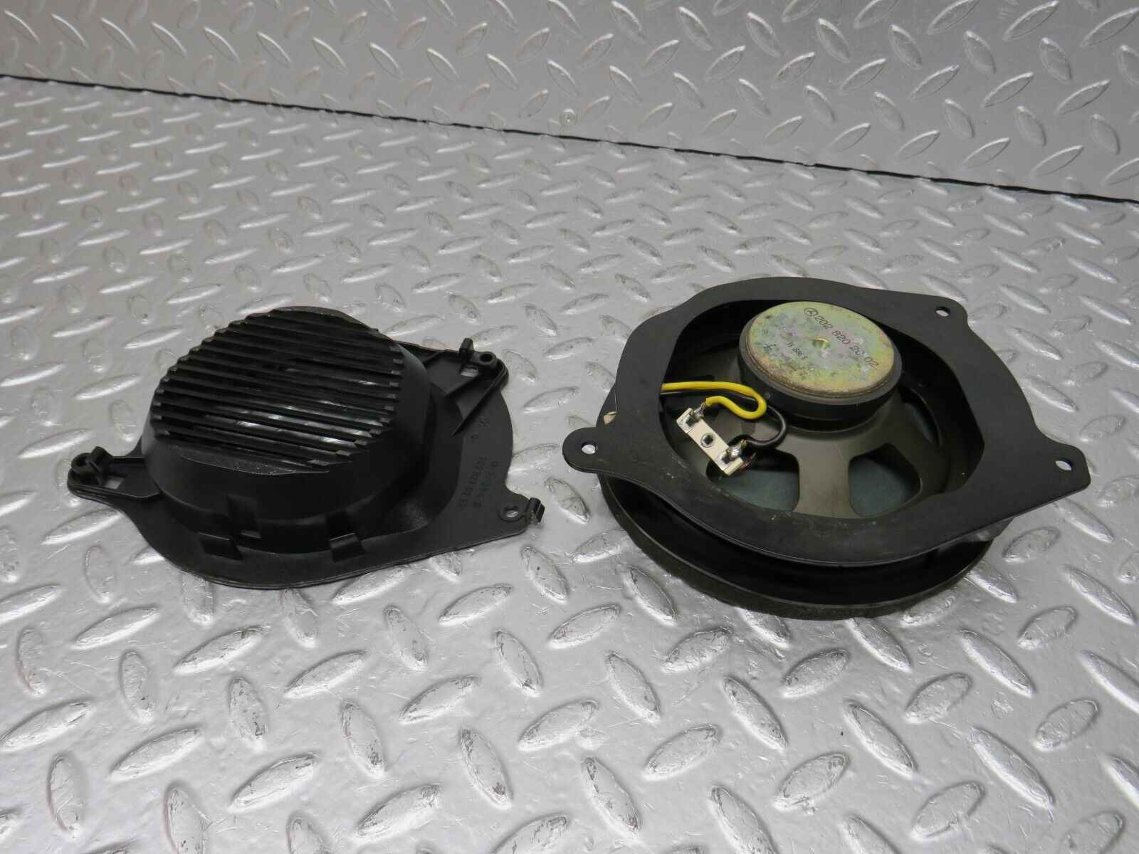 33295 Mercedes-Benz W202 C180 Front Door Loudspeaker Right 2028202002