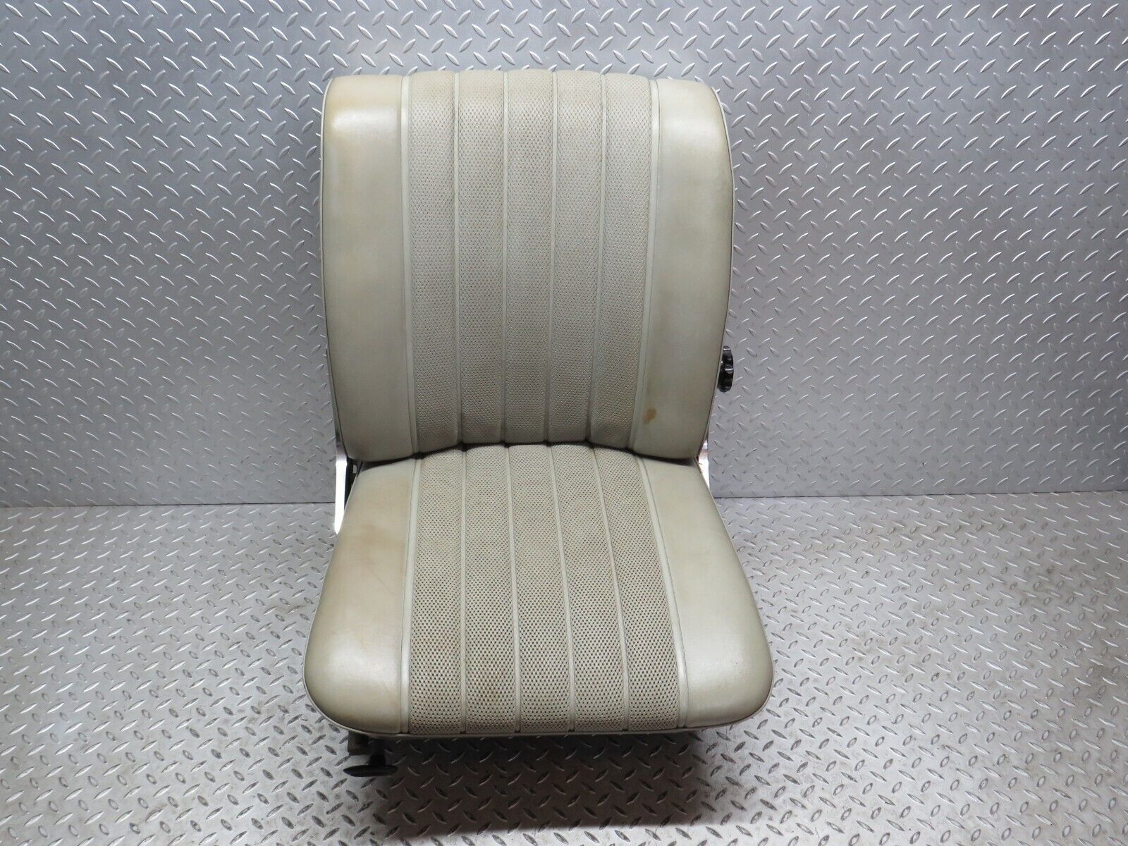 40510 Mercedes-Benz W110 230 Front Right Seat Leather Beige