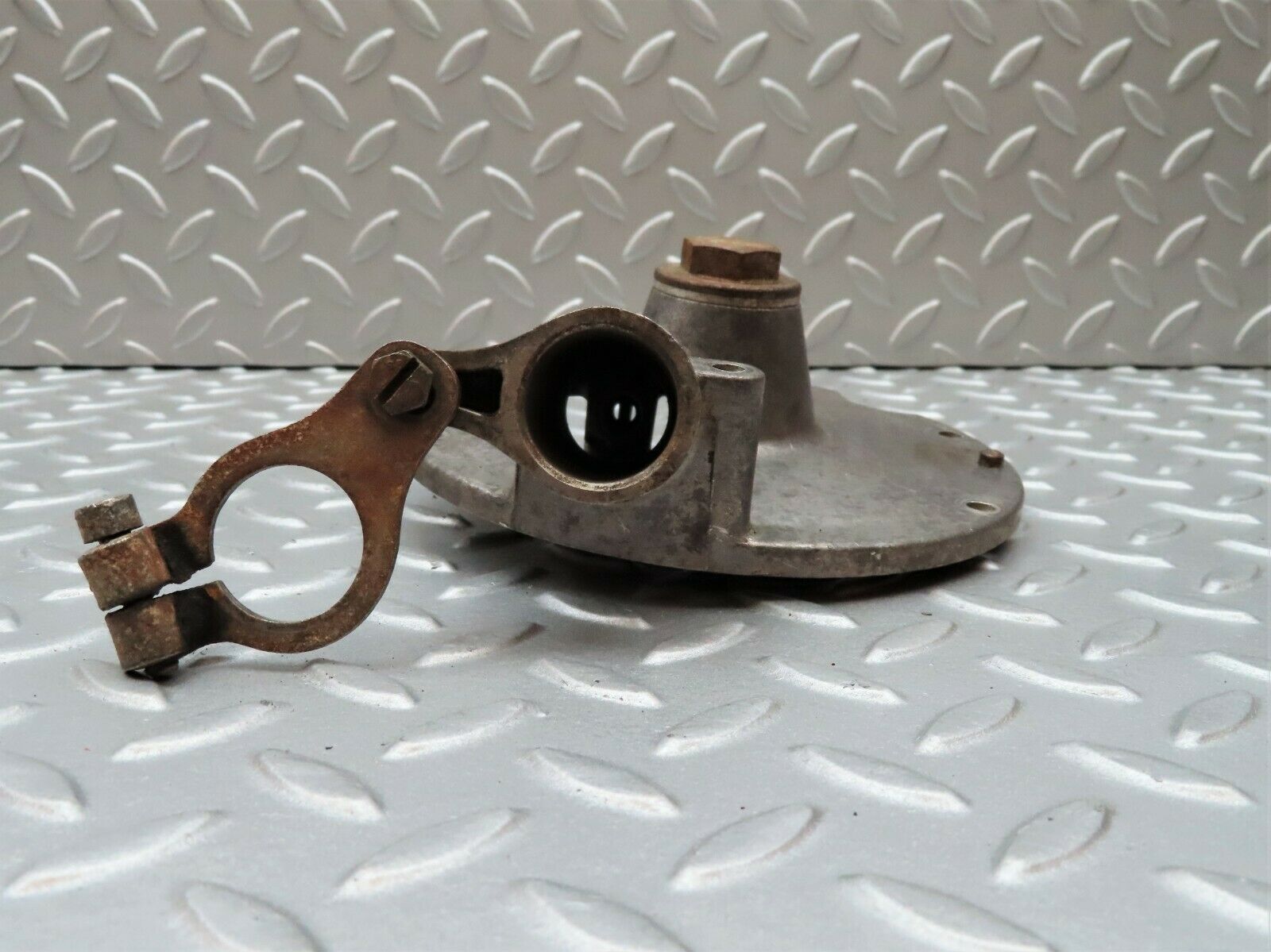 3485 Mercedes-Benz W108 280SE Distributor Bearing Housing 1271580415