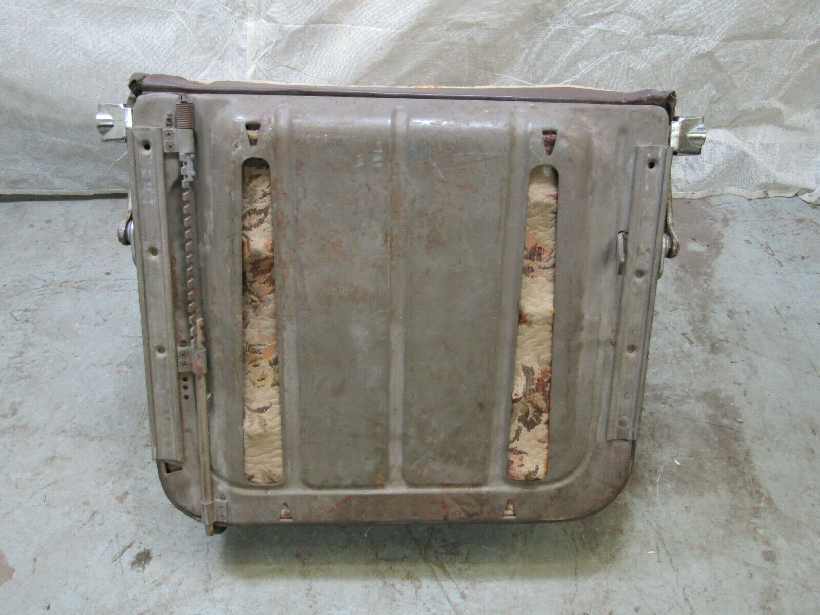 3253 Mercedes-Benz W120 PONTON Front Right Seat Creme Fabric