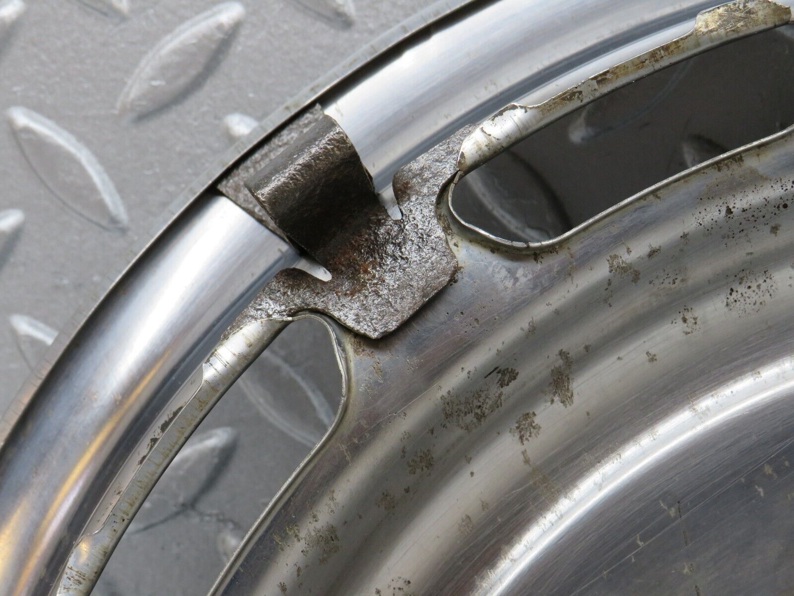 37467 Mercedes-Benz W109 300SEL Wheel Hub Cap 14"