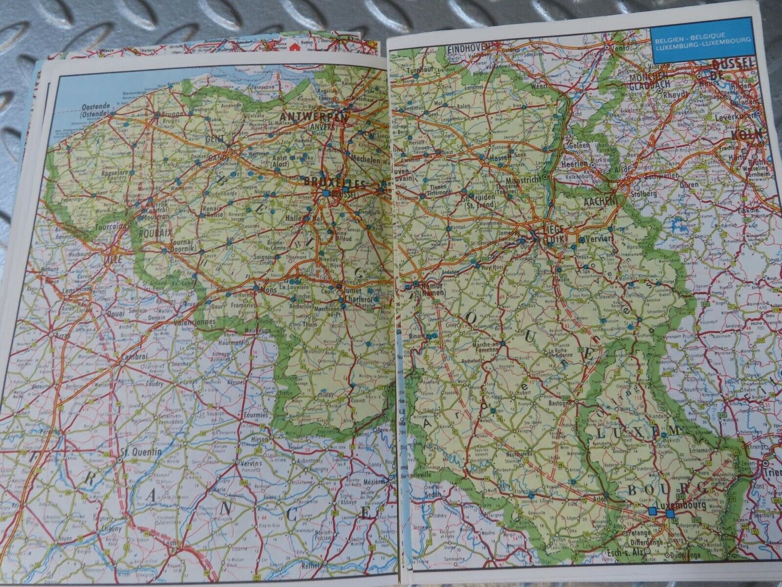 13105 Mercedes-Benz Service Stations Book Europa