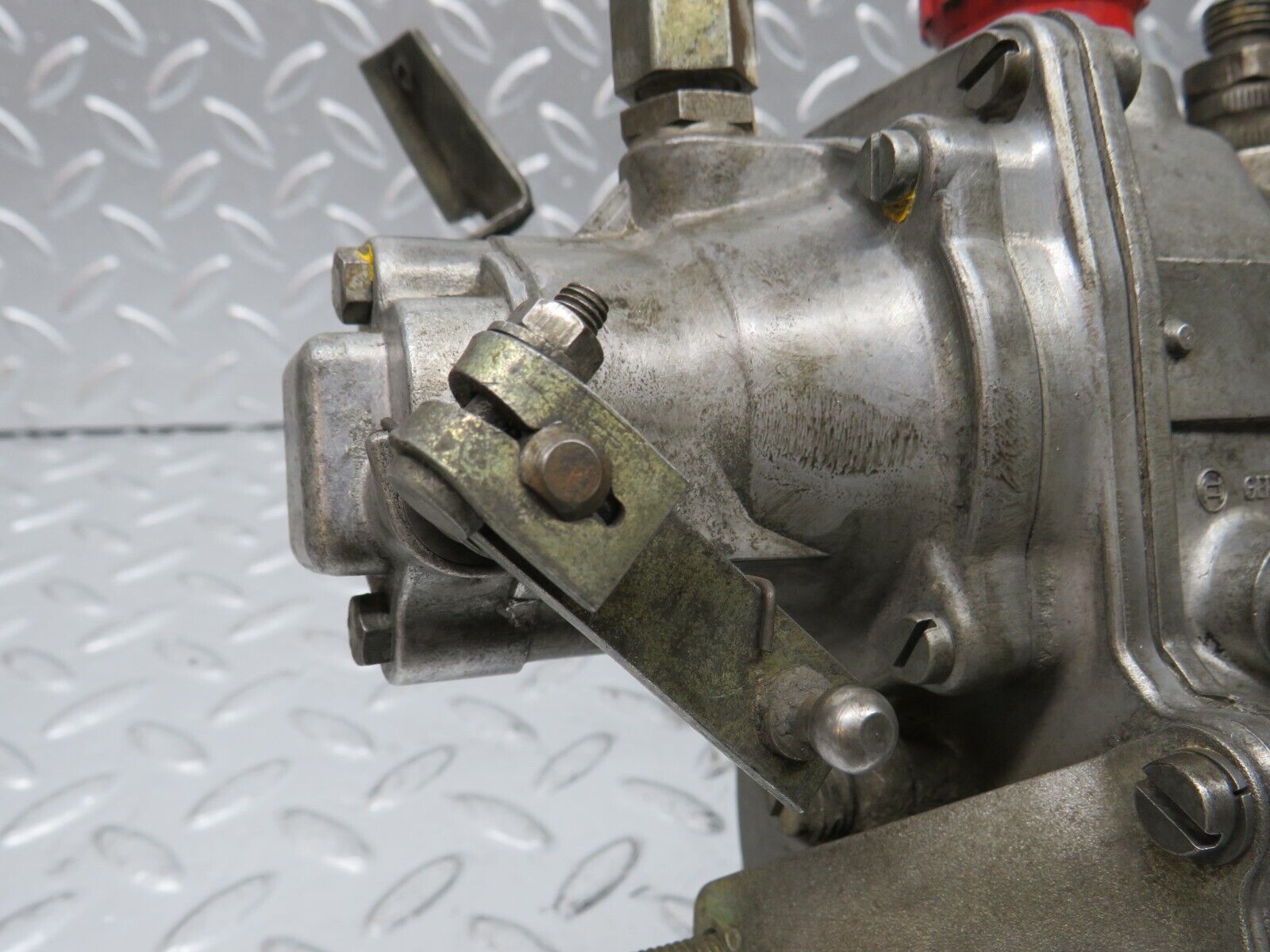 31102 Mercedes-Benz W123 200D Diesel Fuel Injection Pump Bosch 72210320 0400114074