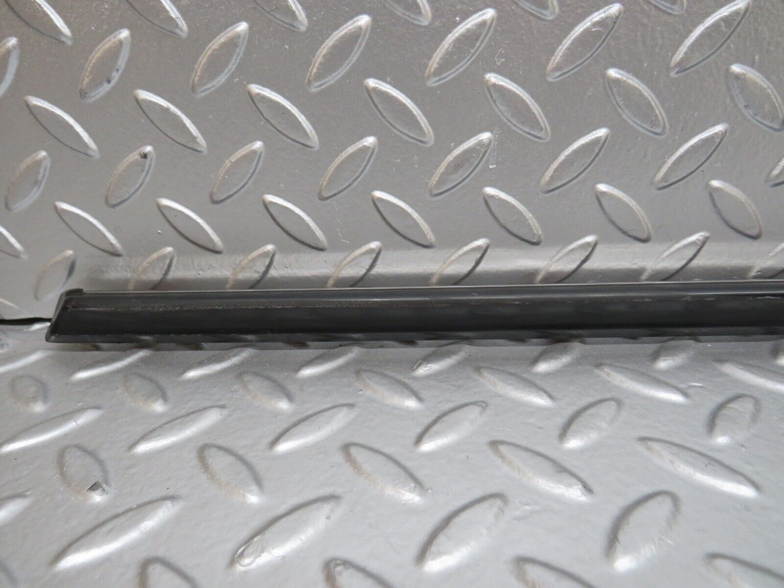 27895 Mercedes-Benz W123 280E Front Left Door Centre Moulding Trim