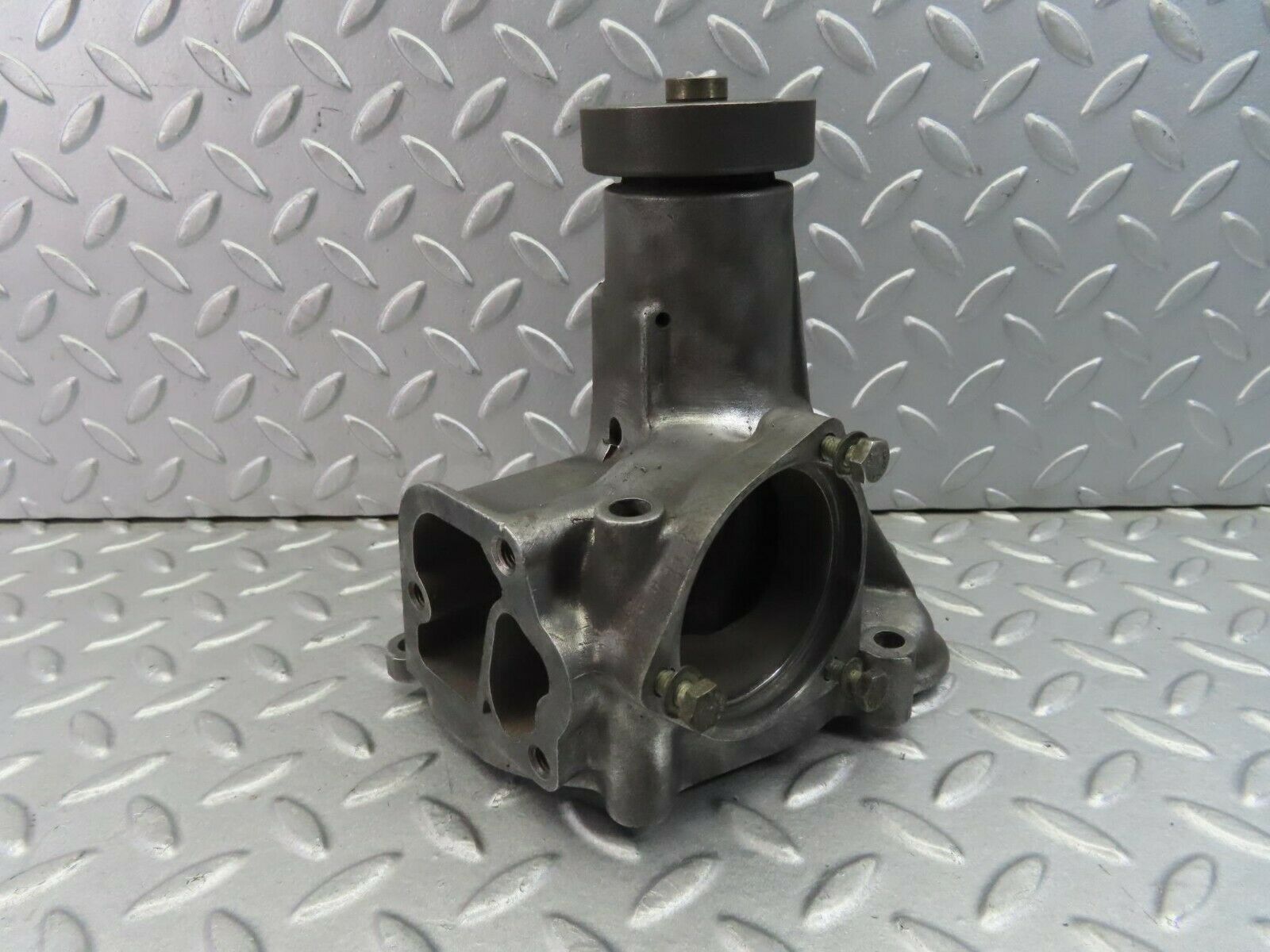 8498 Mercedes-Benz W116 Water Pump 1172010101