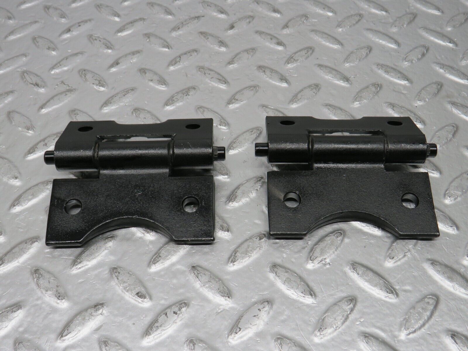 31119 Mercedes-Benz W123 200D Door Hinge Pair 1237200037