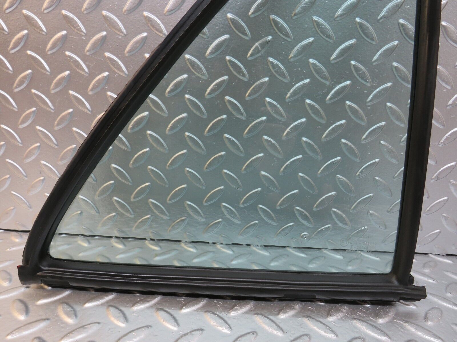 25469 Mercedes-Benz W123 200 Rear Right Quarter Window 1237350224