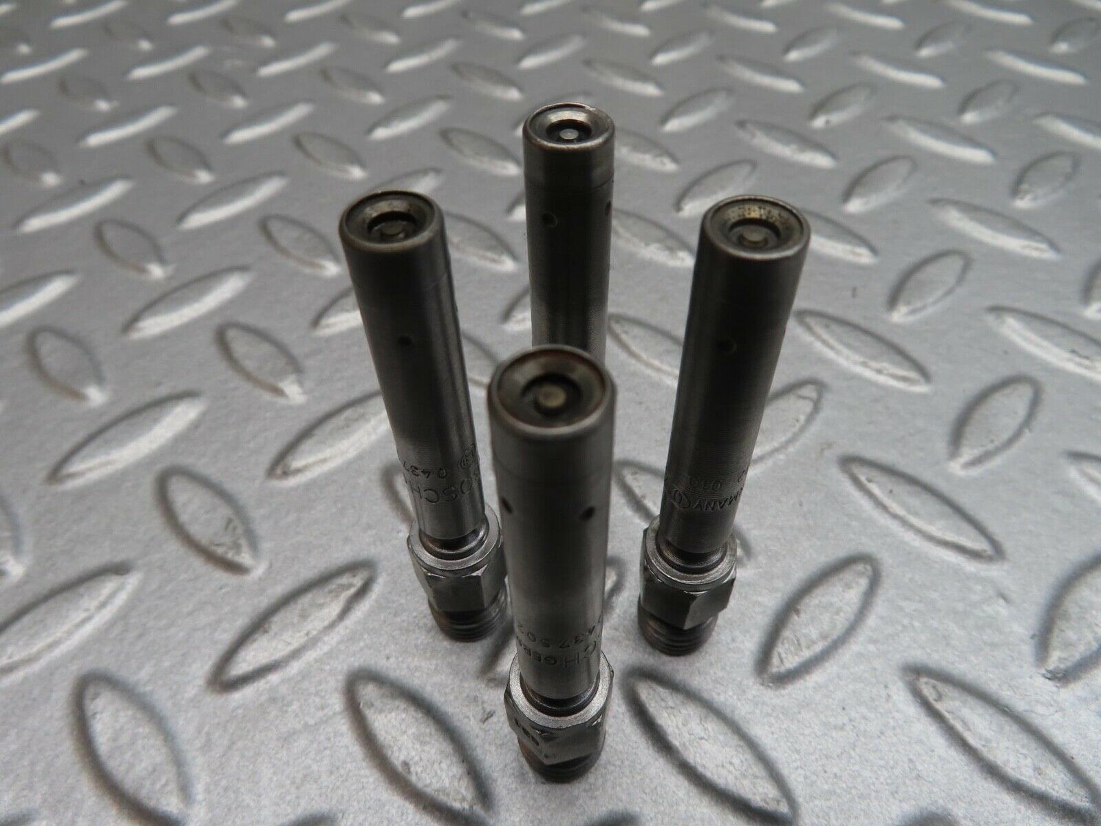 14400 Mercedes-Benz W116 350SE 4x Fuel Injectors Bosch 0437502010