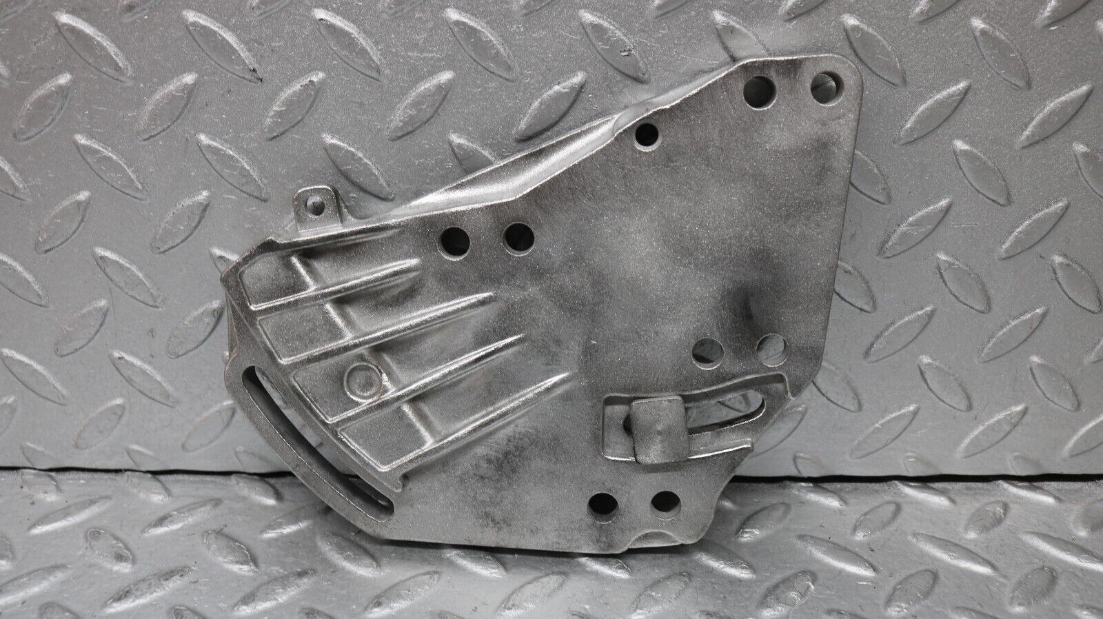 37251 Mercedes-Benz C126 420SEC Coupe Power Steering Pump Bracket 1174661241