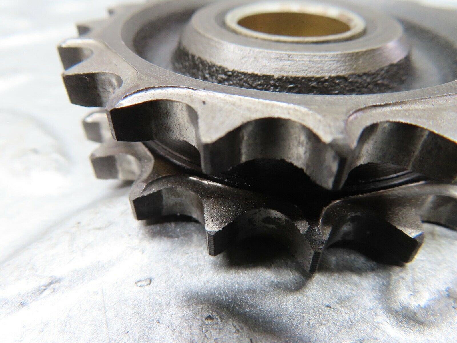 19105 Mercedes-Benz W123 300D Idler Sprocket Gear & Pin