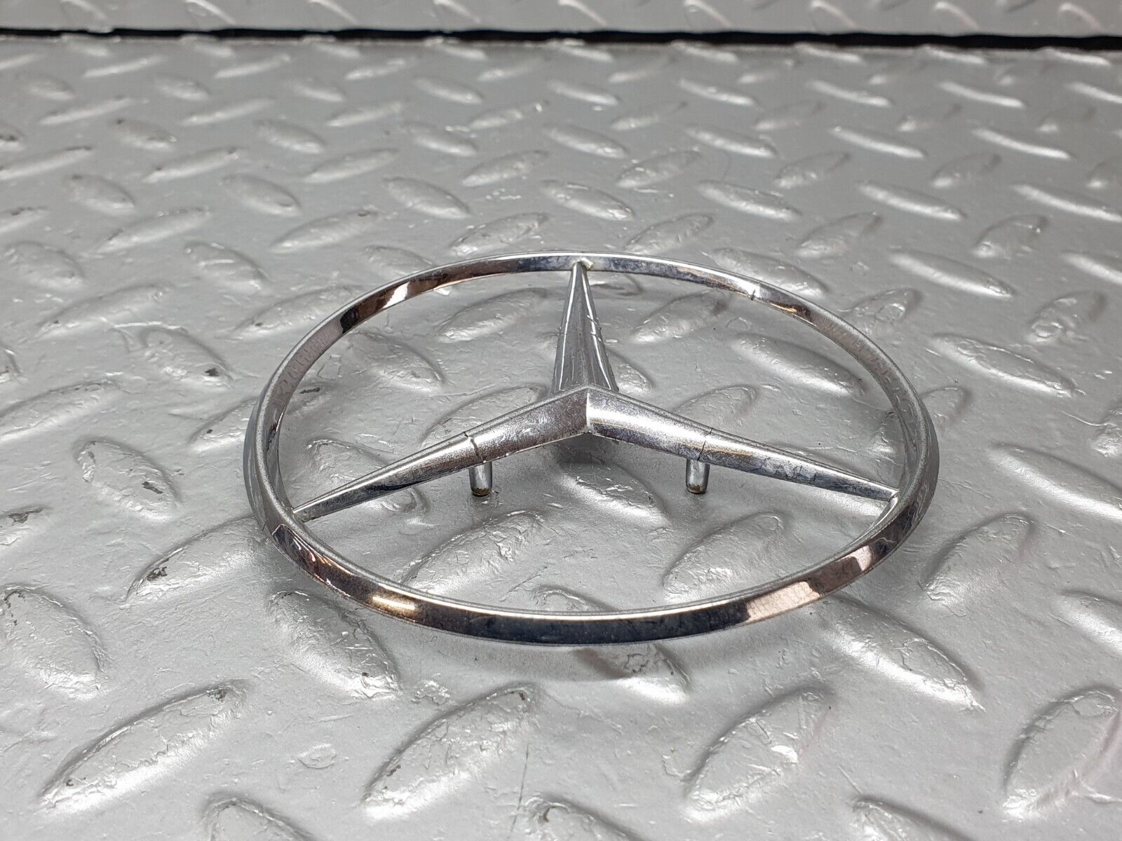 41206 Mercedes-Benz W126 300SE Trunk Lid Badge Emblem 1267580158