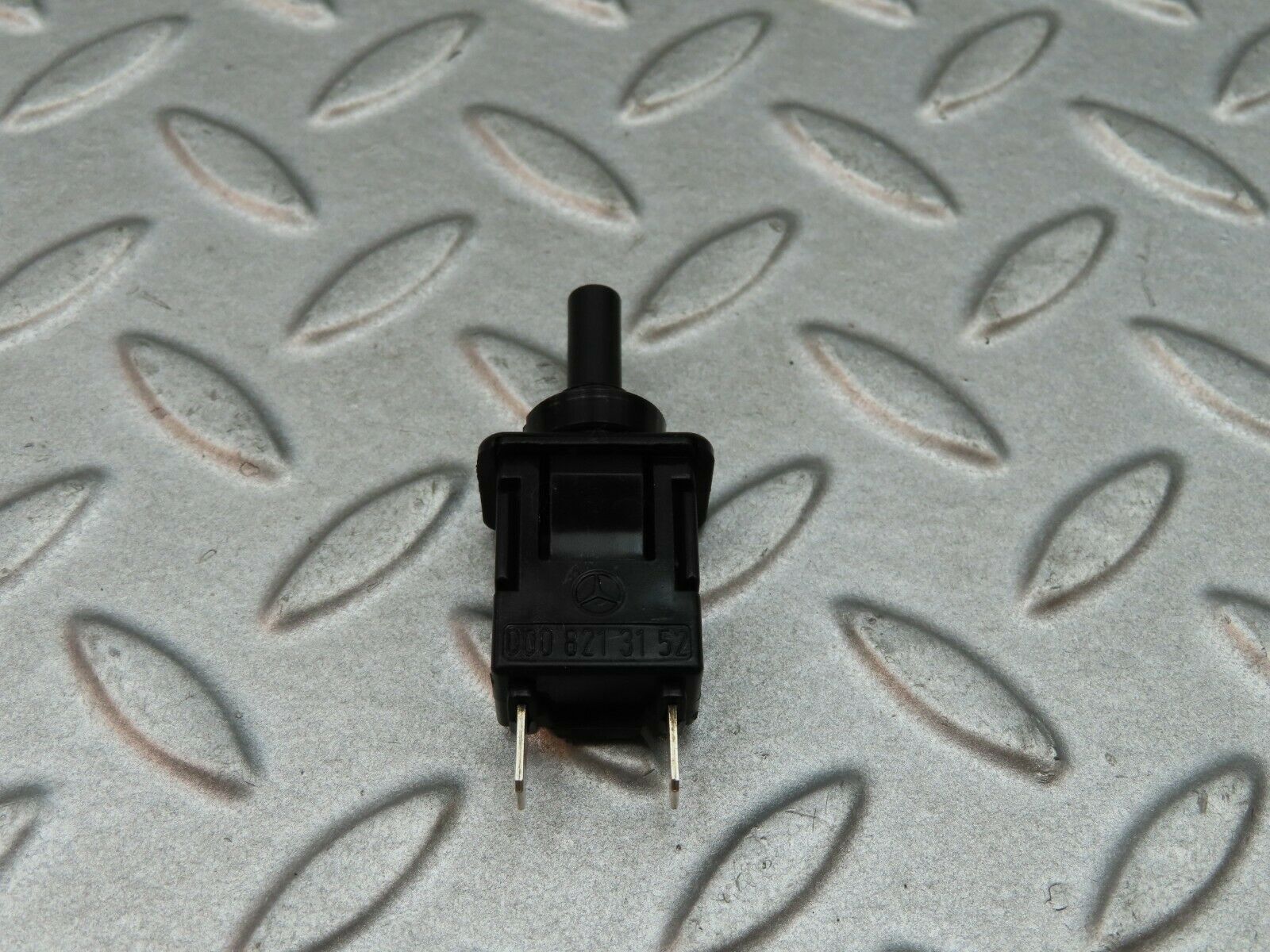 5760 Mercedes-Benz W123 200 Trunk Door Contact Switch 0008213152