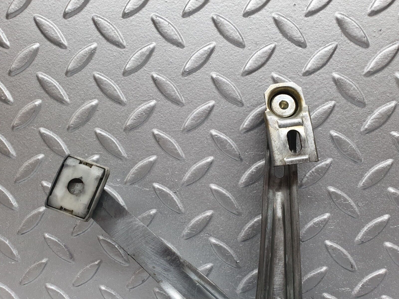 41400 Mercedes-Benz W124 200E Front Right Power Window Regulator