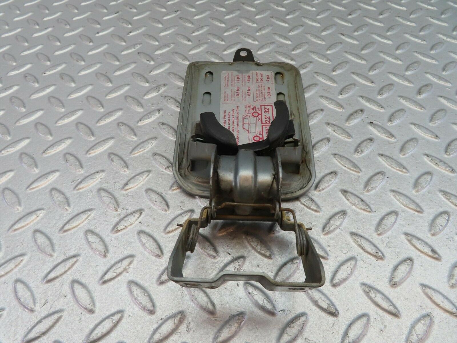 9550 Mercedes-Benz C123 280CE Coupe Fuel Tank Flap Cap 1235840039