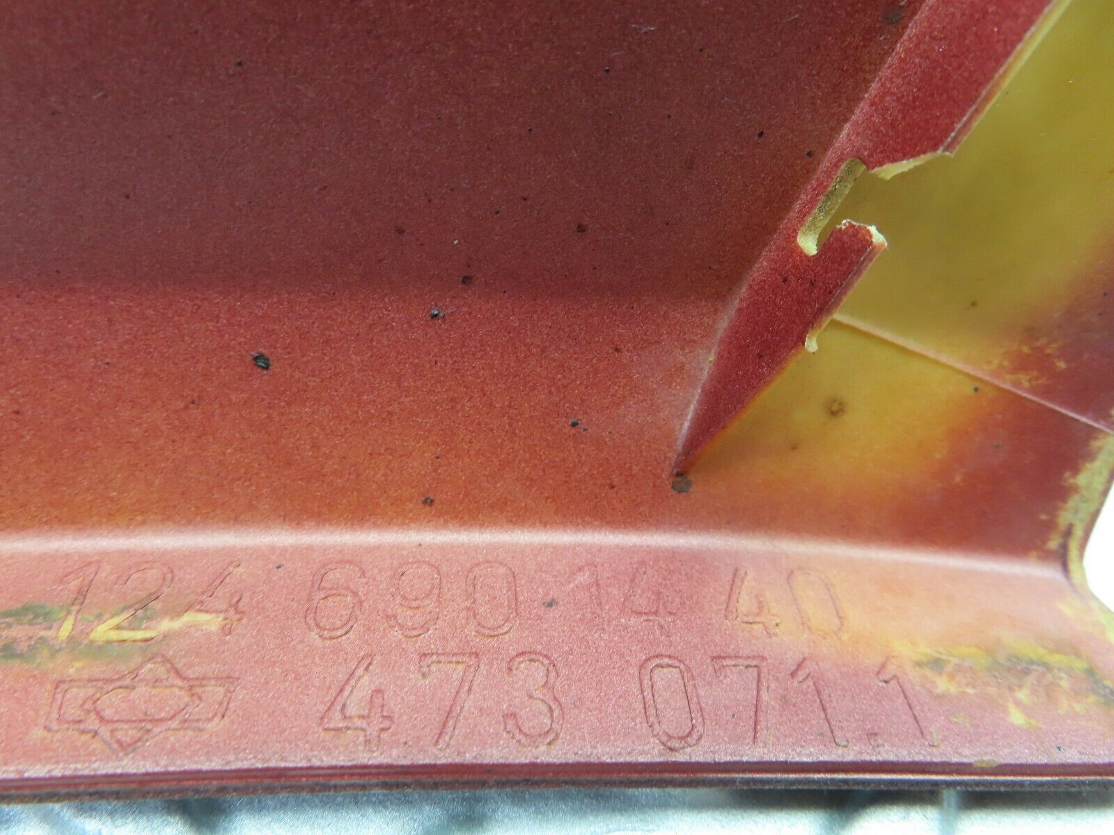 6681 Mercedes-Benz S124 E220 Wagon Front Right Fender Wing Moulding Trim 1246901440