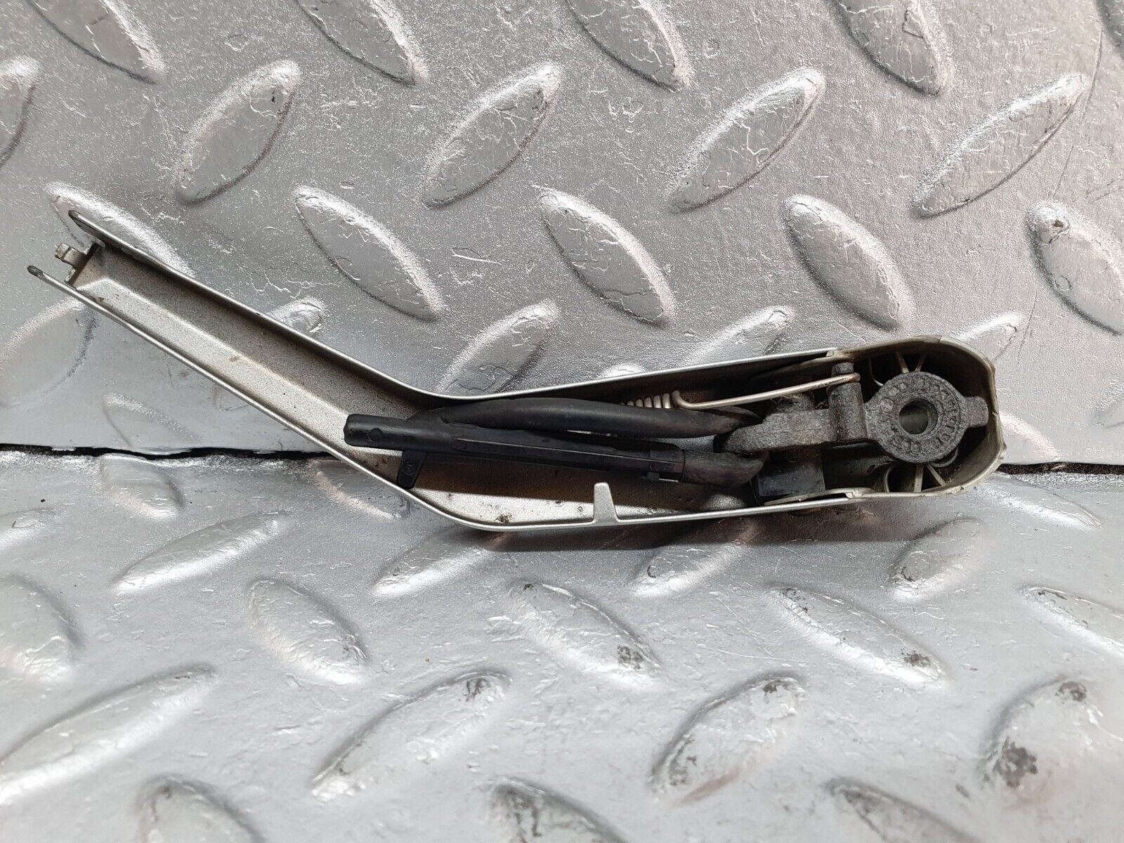 41073 Mercedes-Benz W126 300SE Headlight Wiper Arm Bosch Left Side