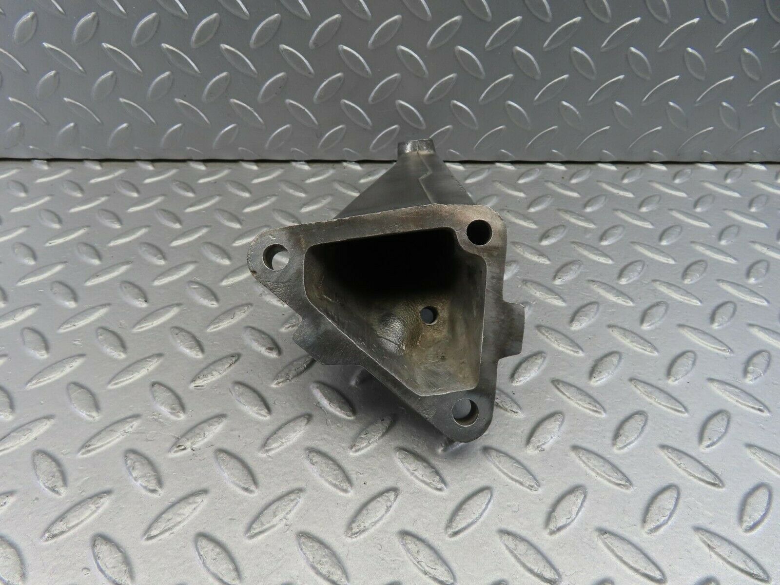 10077 Mercedes-Benz C123 230CE Coupe Engine Mount Bracket Left Side 1022230504