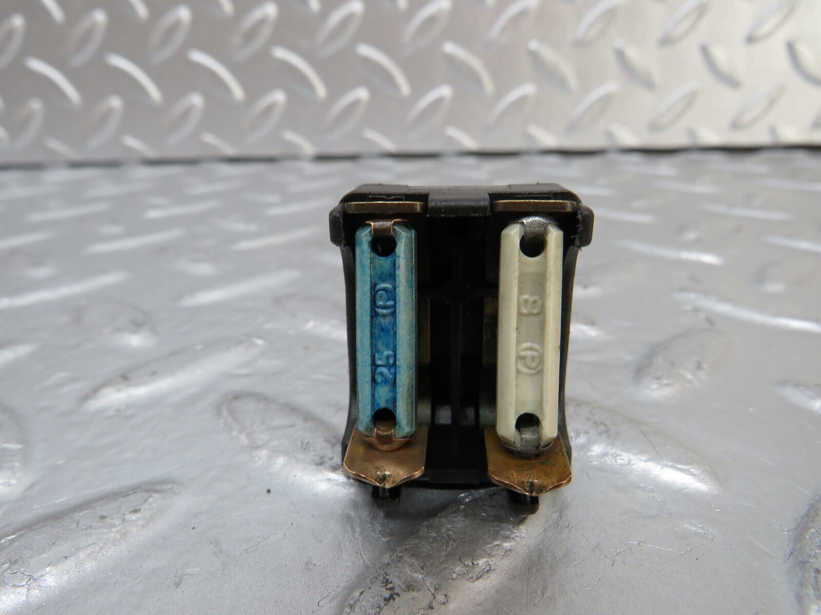 25525 Mercedes-Benz W123 200 Fuse Box Connector 1235400950