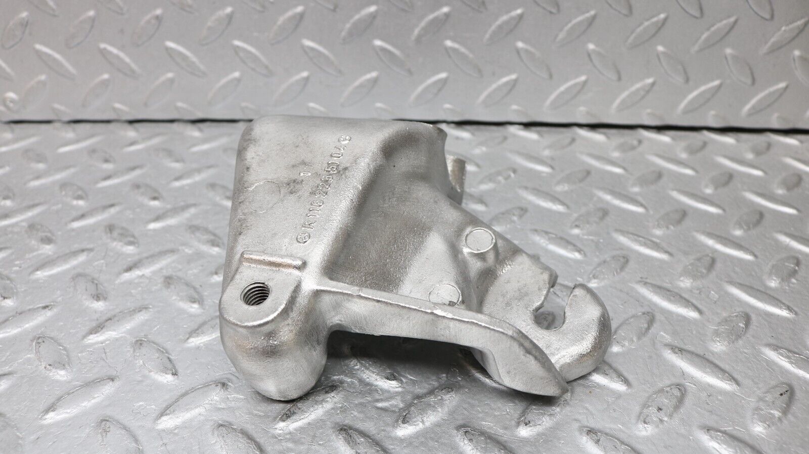 37241 Mercedes-Benz C126 420SEC Coupe Engine Mount Bracket Right 1162235104