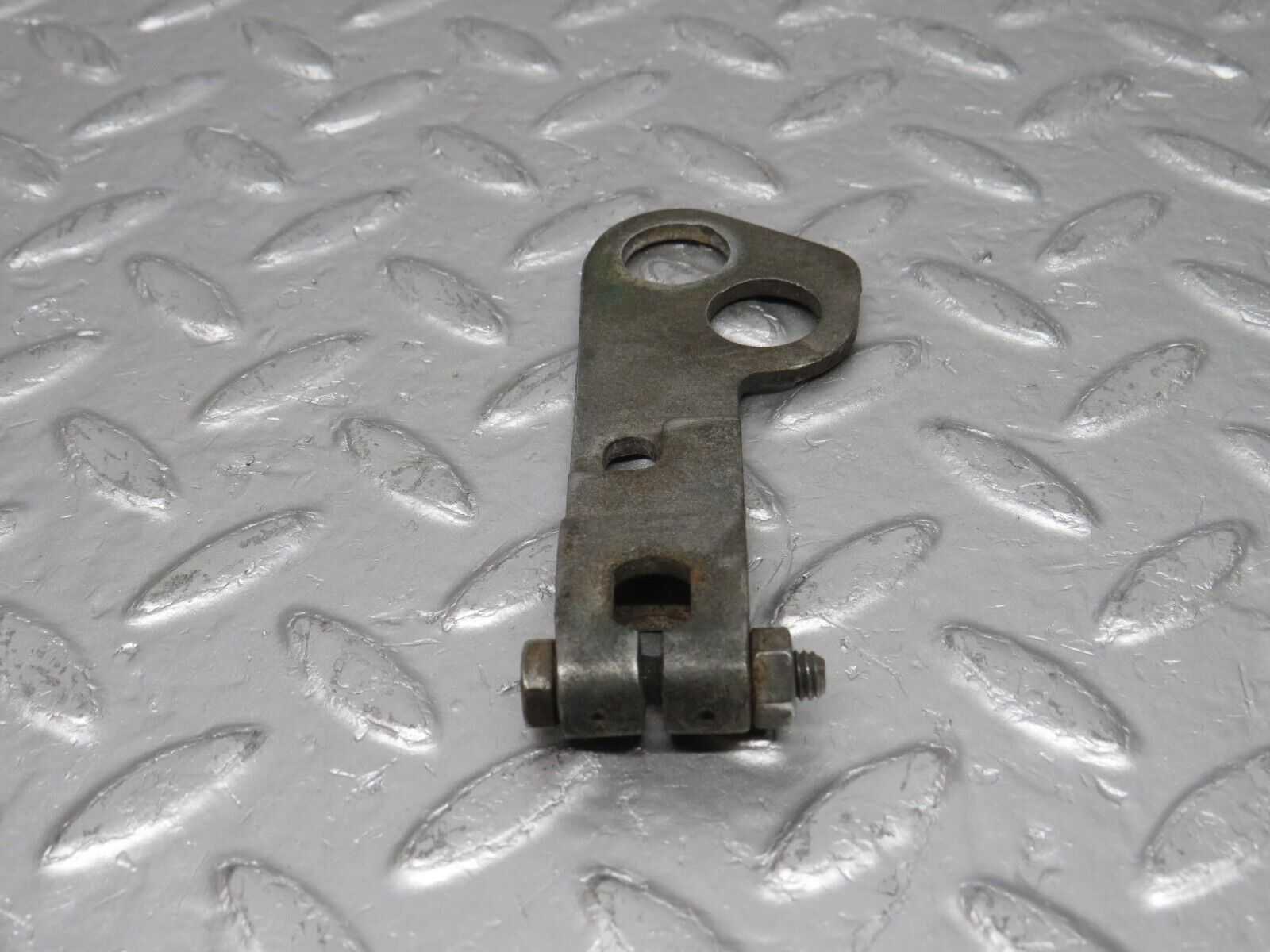 33134 Mercedes-Benz W126 380 V8 M116 Gearbox Linkage Bracket