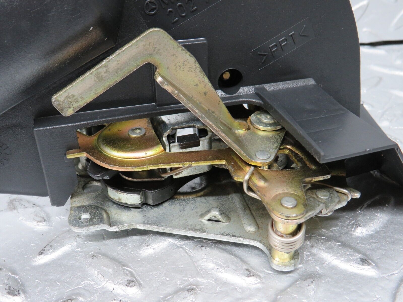 33408 Mercedes-Benz W202 C180 Rear Left Door Lock Mechanism 2027300535